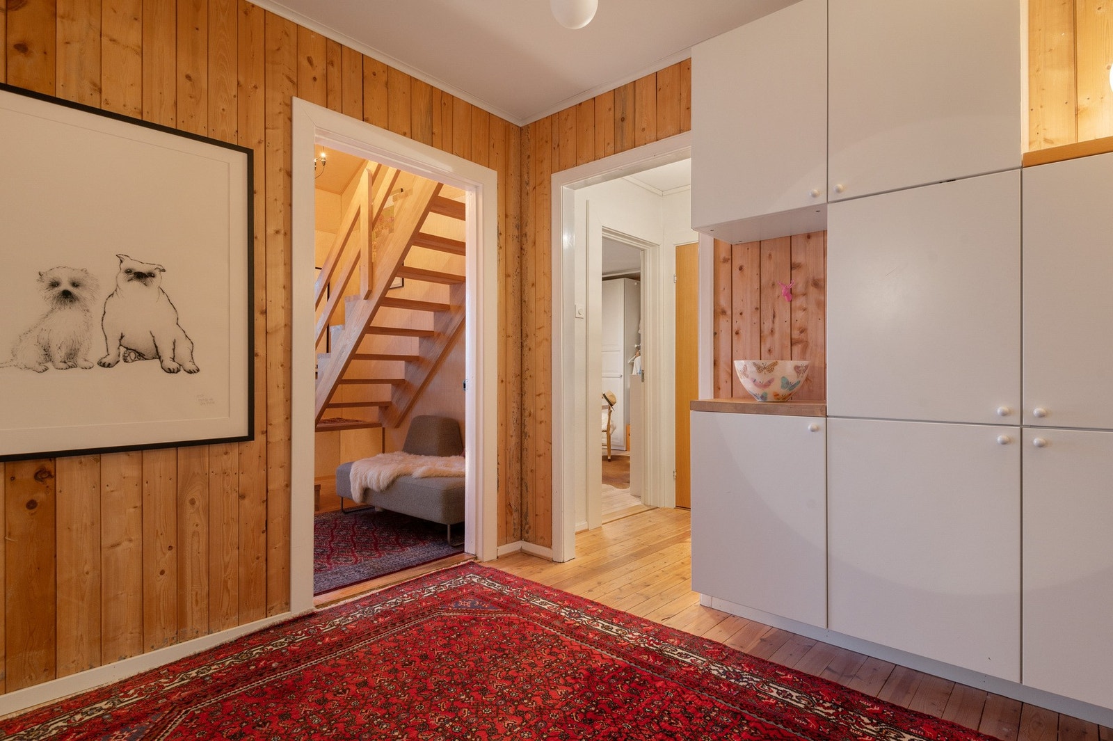 Entré med inngang til soverom som har trapp opp til loft. Galleribilde