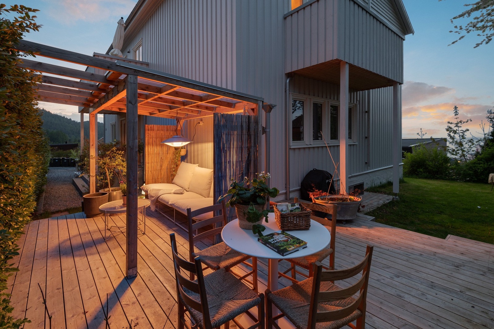 Flotte og skjermede uteområder med eksklusivt areal for boligen. Pergola med opplegg for strøm til belysning og f.eks. varmelampe. Galleribilde