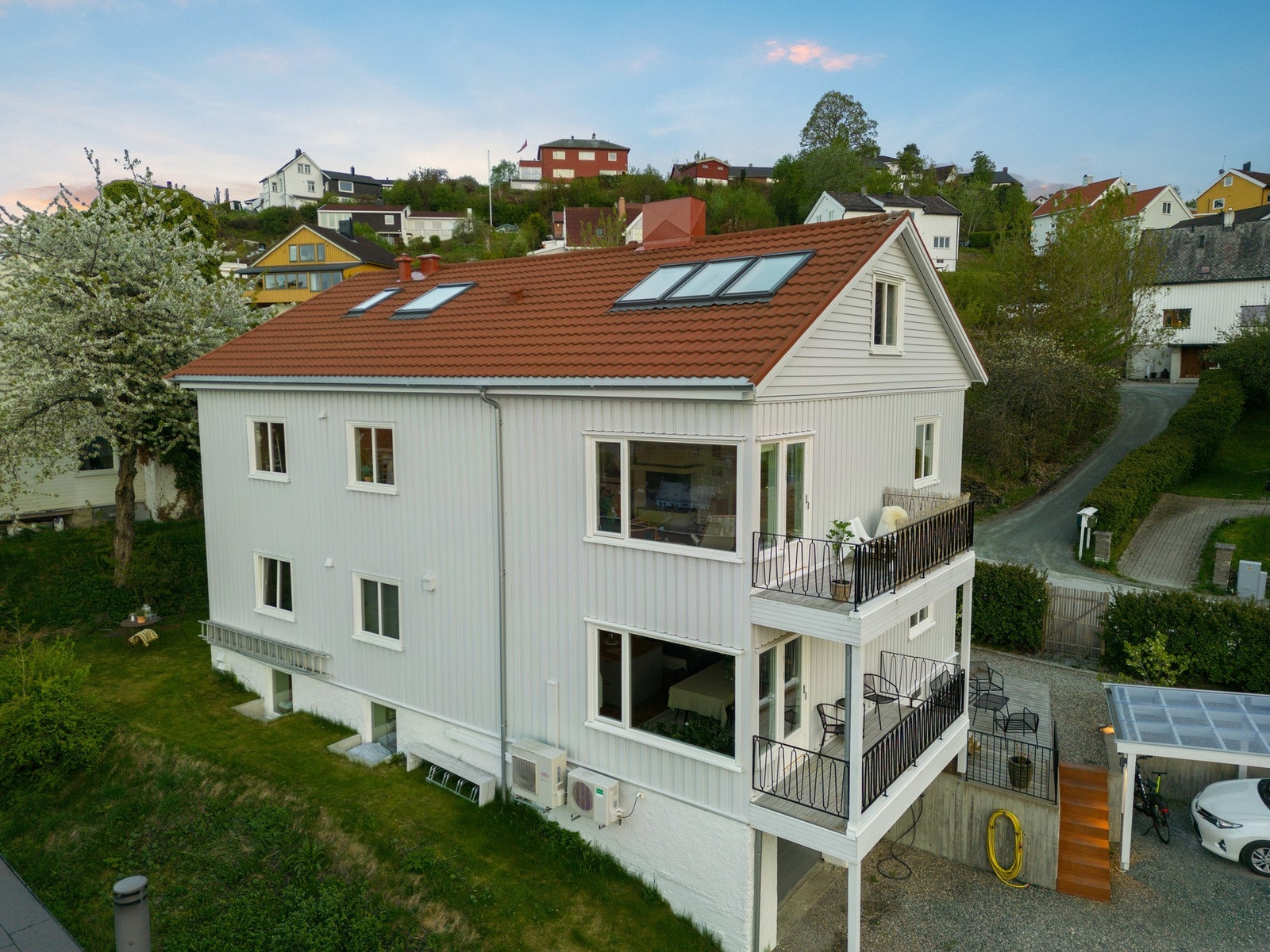 Nytt tak med takvinduer 2018. Hele huset er vesentlig påkostet i den senere tid. Galleribilde