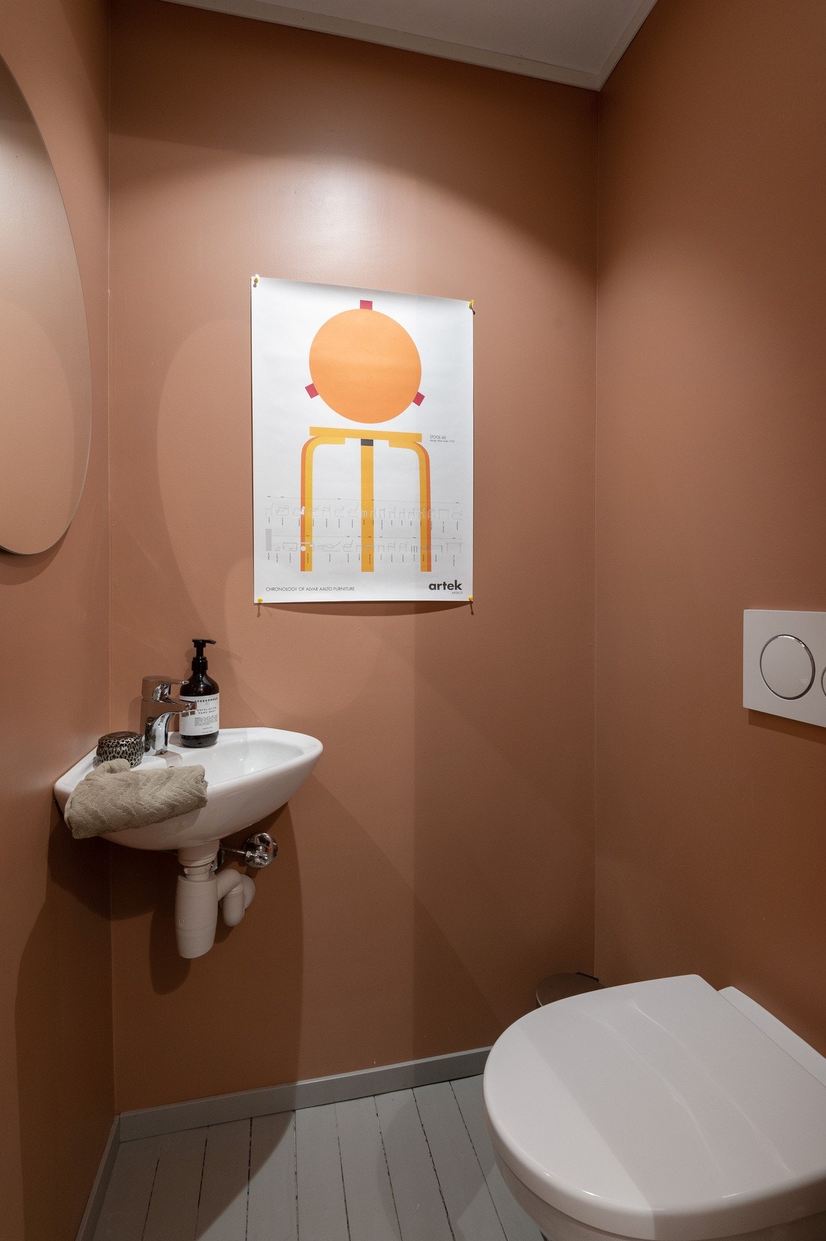 Eget toalettrom med servant. Galleribilde