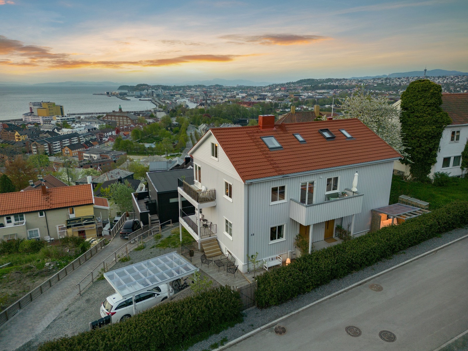 Huset er totalrenovert i perioden 2018 - 2021 og holder gjennomgående god materialmessig og teknisk standard. Galleribilde