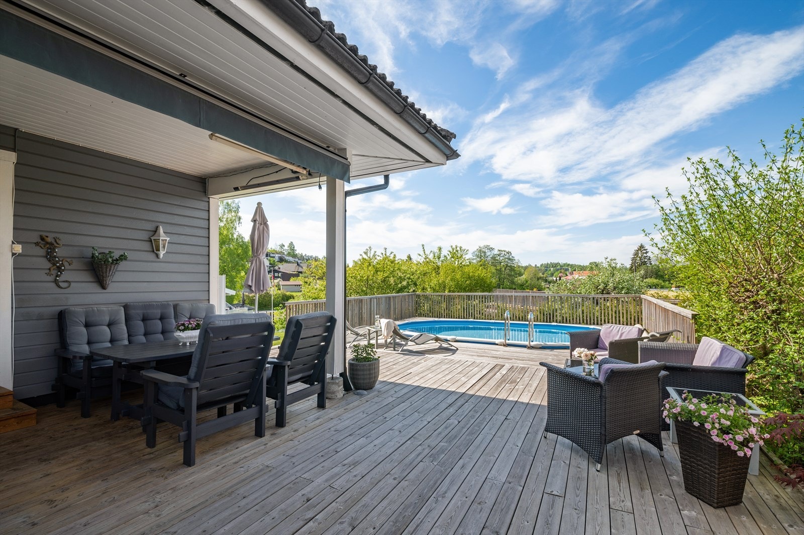 Basseng og terrasse er oppført uten byggemelding. Galleribilde