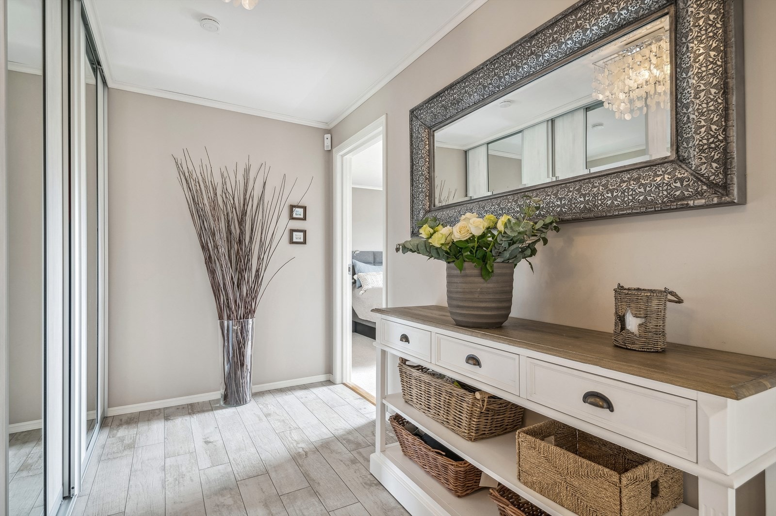 Innbydende entré med skyvedørsgarderobe. Galleribilde