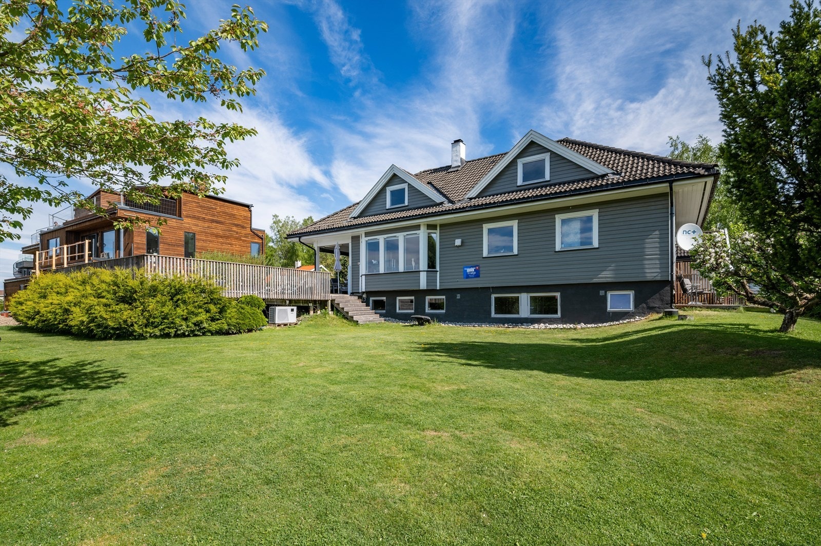 Flott opparbeidet hage med stor plen. Galleribilde