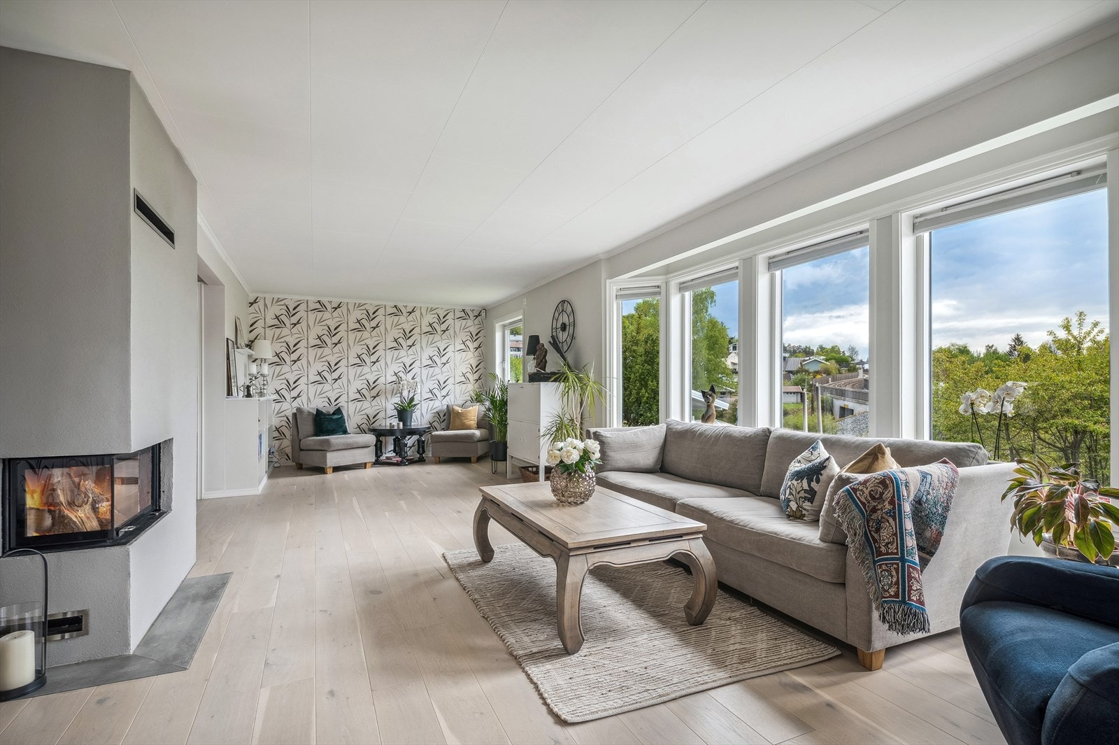 Her er det plass til både sofagruppe og lesehjørne. Galleribilde