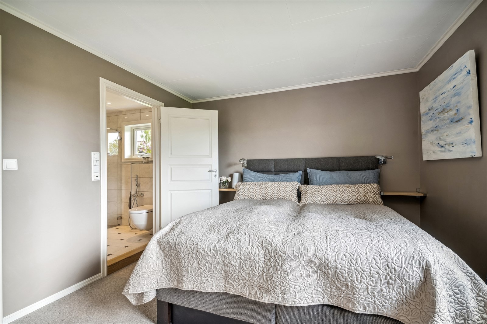 Soverom med eget bad og omkledningsrom Galleribilde