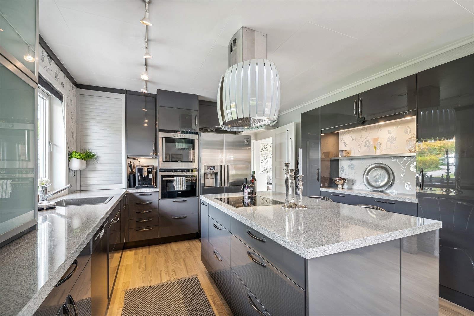 Takhøy kjøkkeninnredning fra 2012. Benkeplate i stein. Galleribilde