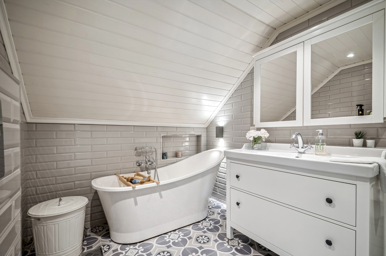 Delikat bad fra 2014 med både badekar og dusj. Galleribilde