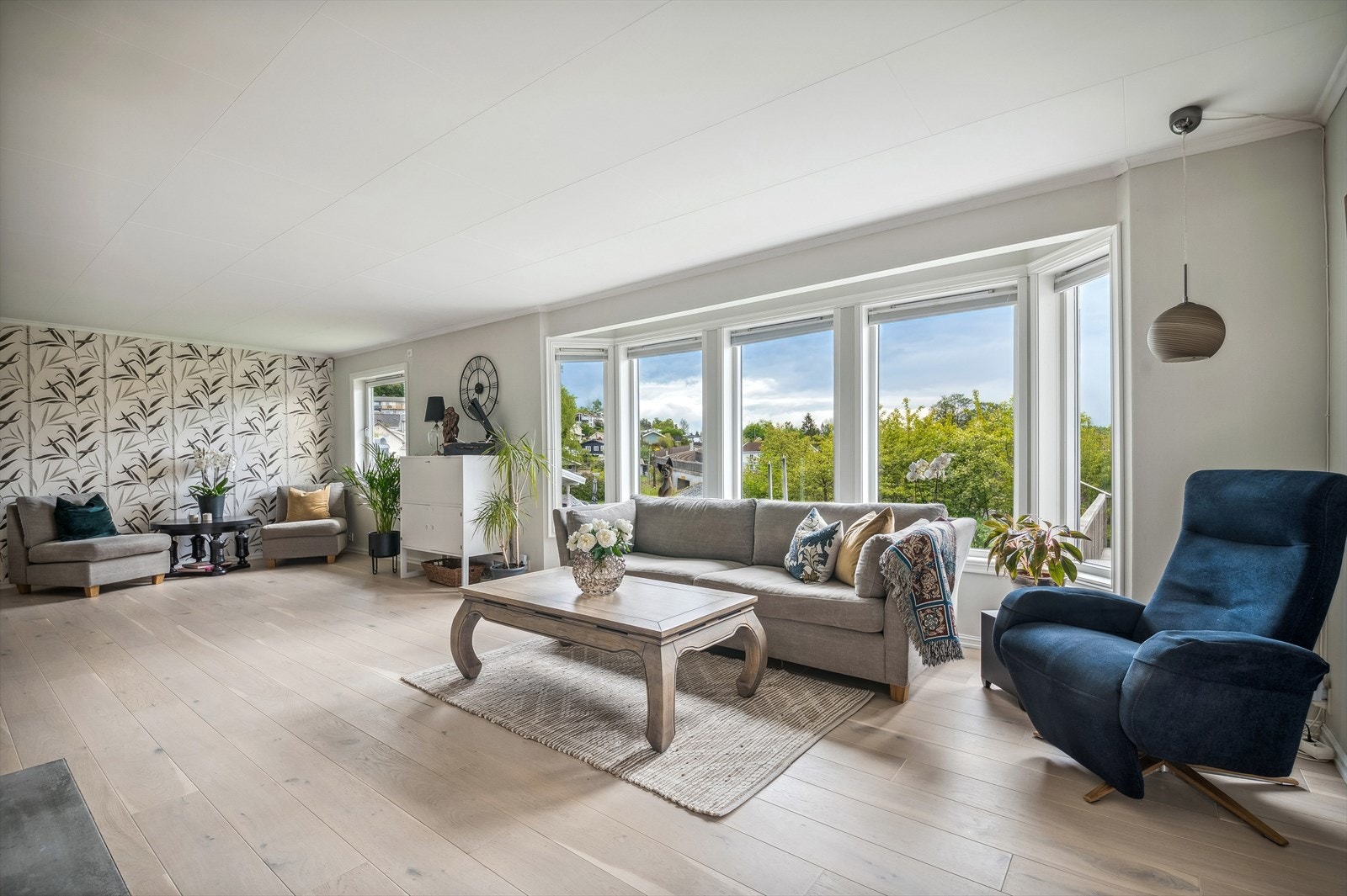 Stuen har store vindusflater som gir godt med naturlig lys til rommet. Galleribilde