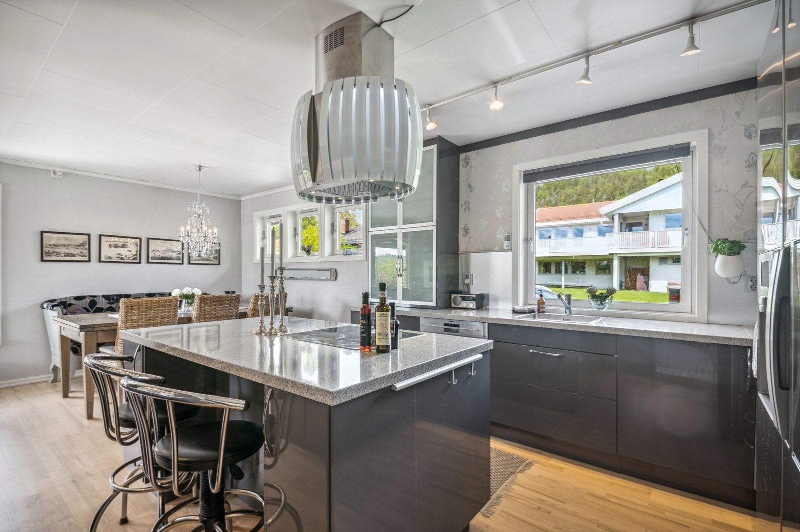 Kjøkkenet er godt utnyttet med god benk- og skapplass. Galleribilde