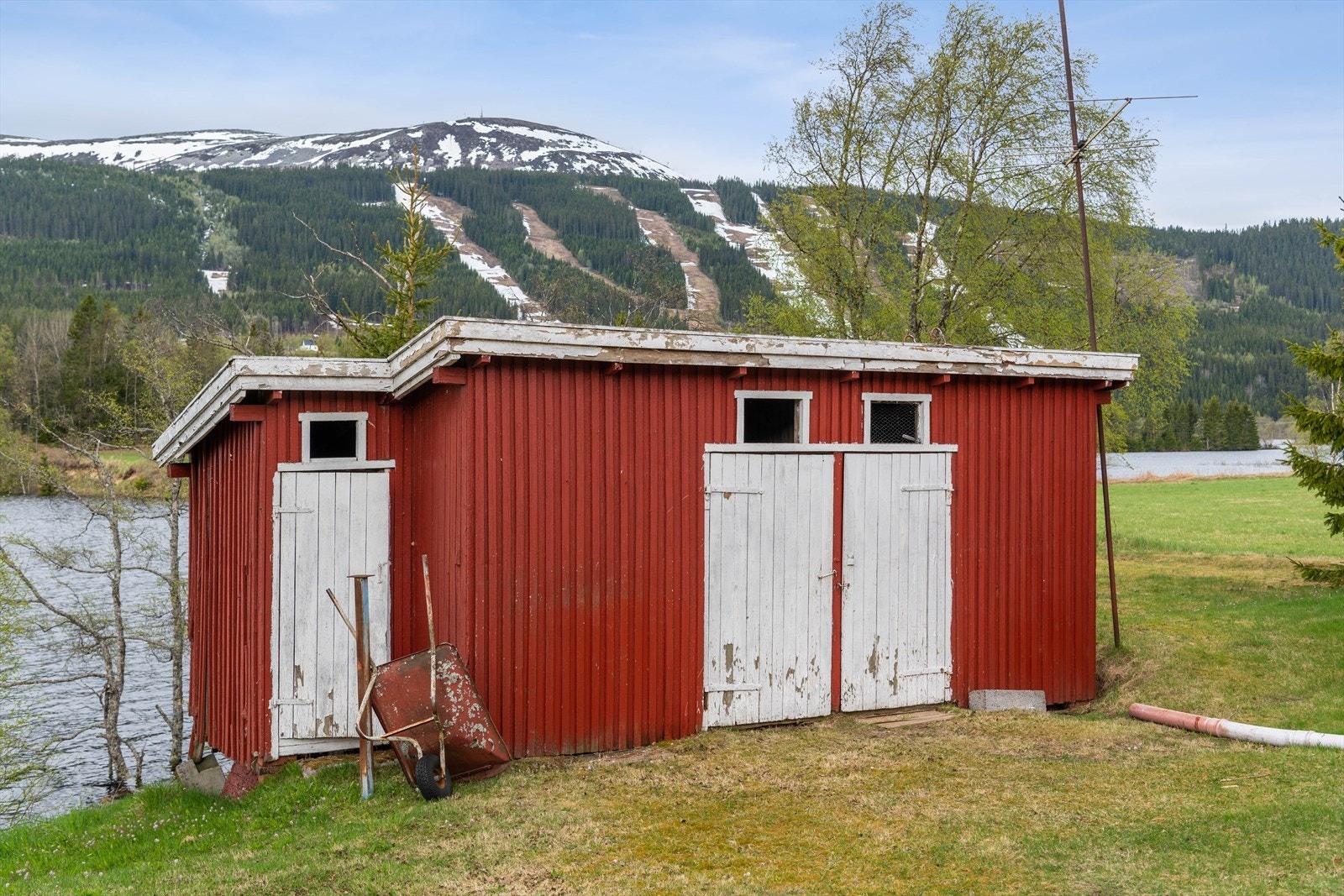 Frittstående utebod på ca. 12m² med gjennomgående lav standard og renoveringsbehov. Galleribilde