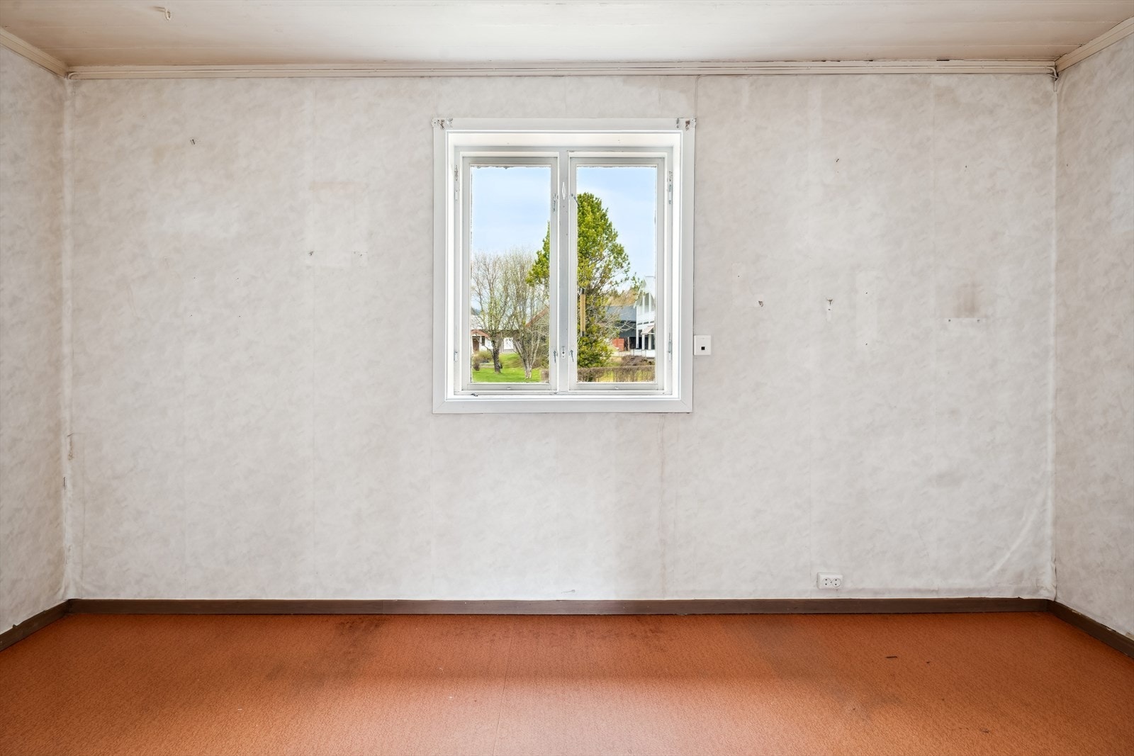 Soverommet har belegg på gulv og tapetserte overflater. Galleribilde