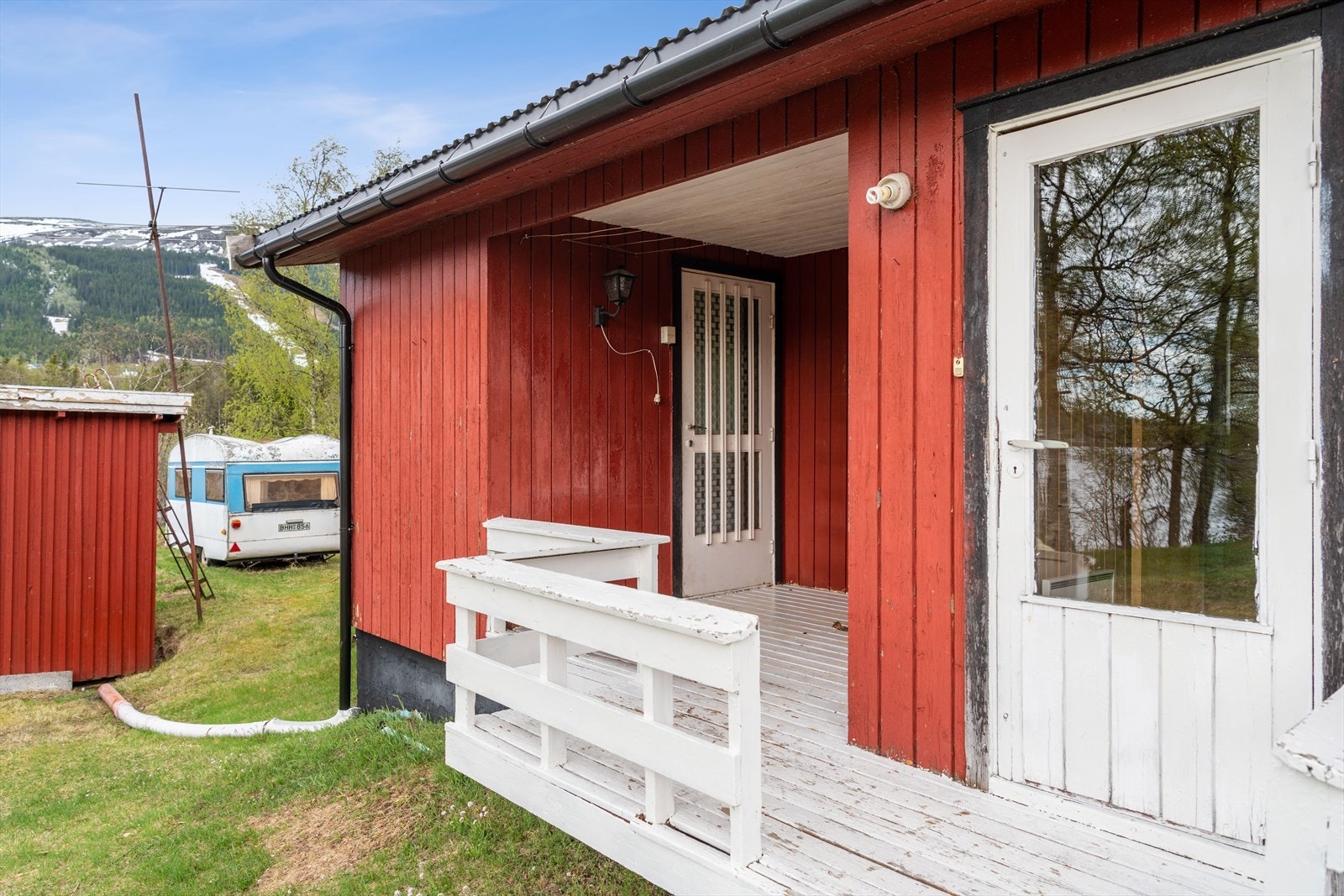 Boligen har adkomst via en delvis overbygget terrasse. Galleribilde