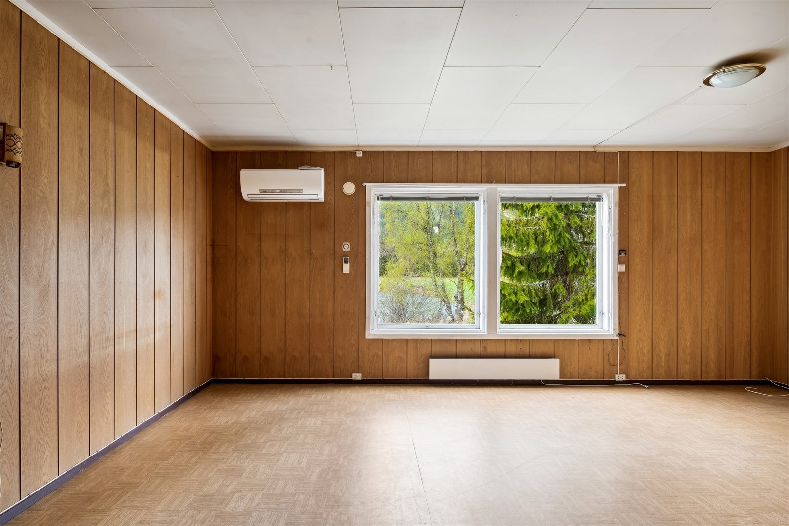Montert luft-til-luft varmepumpe på vegg som sørger for en god og jevn varme. Galleribilde