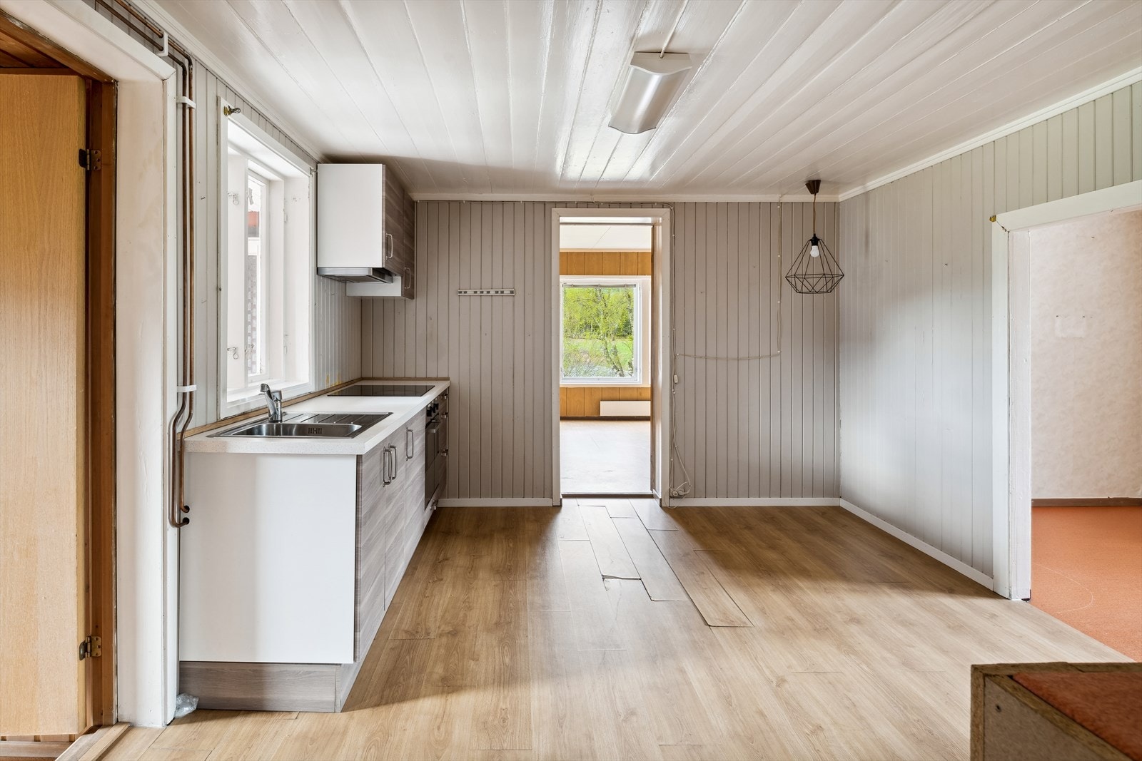 Kjøkkenet ligger i et eget rom i naturlig tilknytning til stuen og ble pusset opp i 2005 med laminat på gulv og ny kjøkkeninnredning. Galleribilde