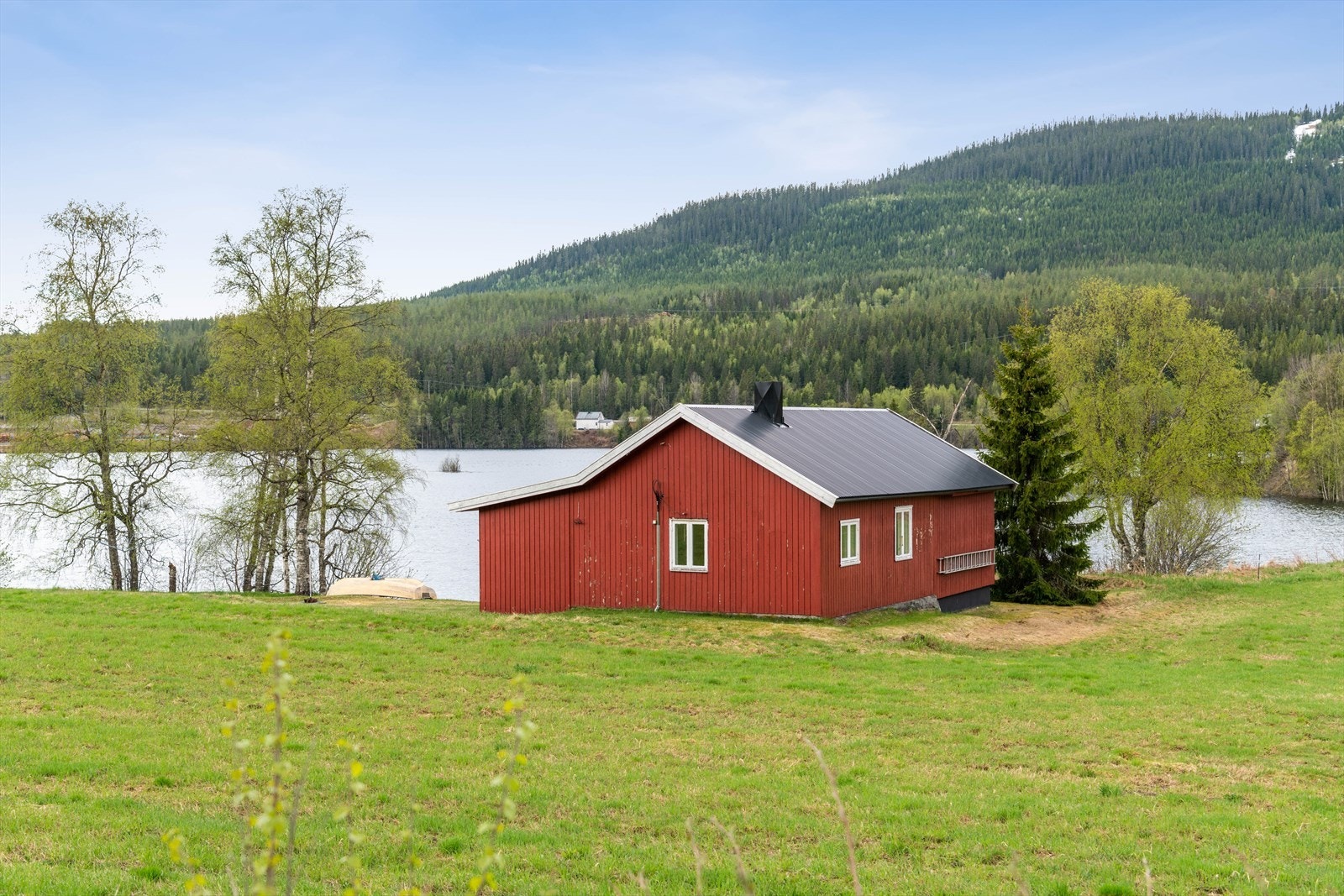 Eiendommen er bebygd med en eldre enebolig fra ca. 1872 og en frittliggende bod på ca. 12m². Bygningsmassen har gjennomgående lav standard med behov for oppussing og total renovering. Galleribilde