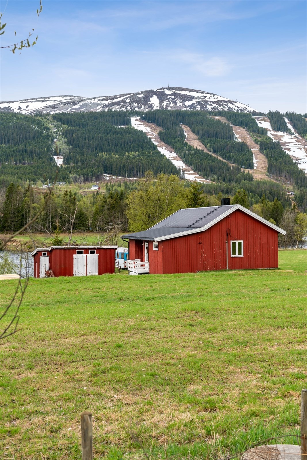 Skole, barnehage, dagligvarehandel, bank, post m.m. finner du i sentrumskjernen. Nærmeste bussholdeplass er Øverbygda som ligger kun ca. 100 meter fra eiendommen. Galleribilde