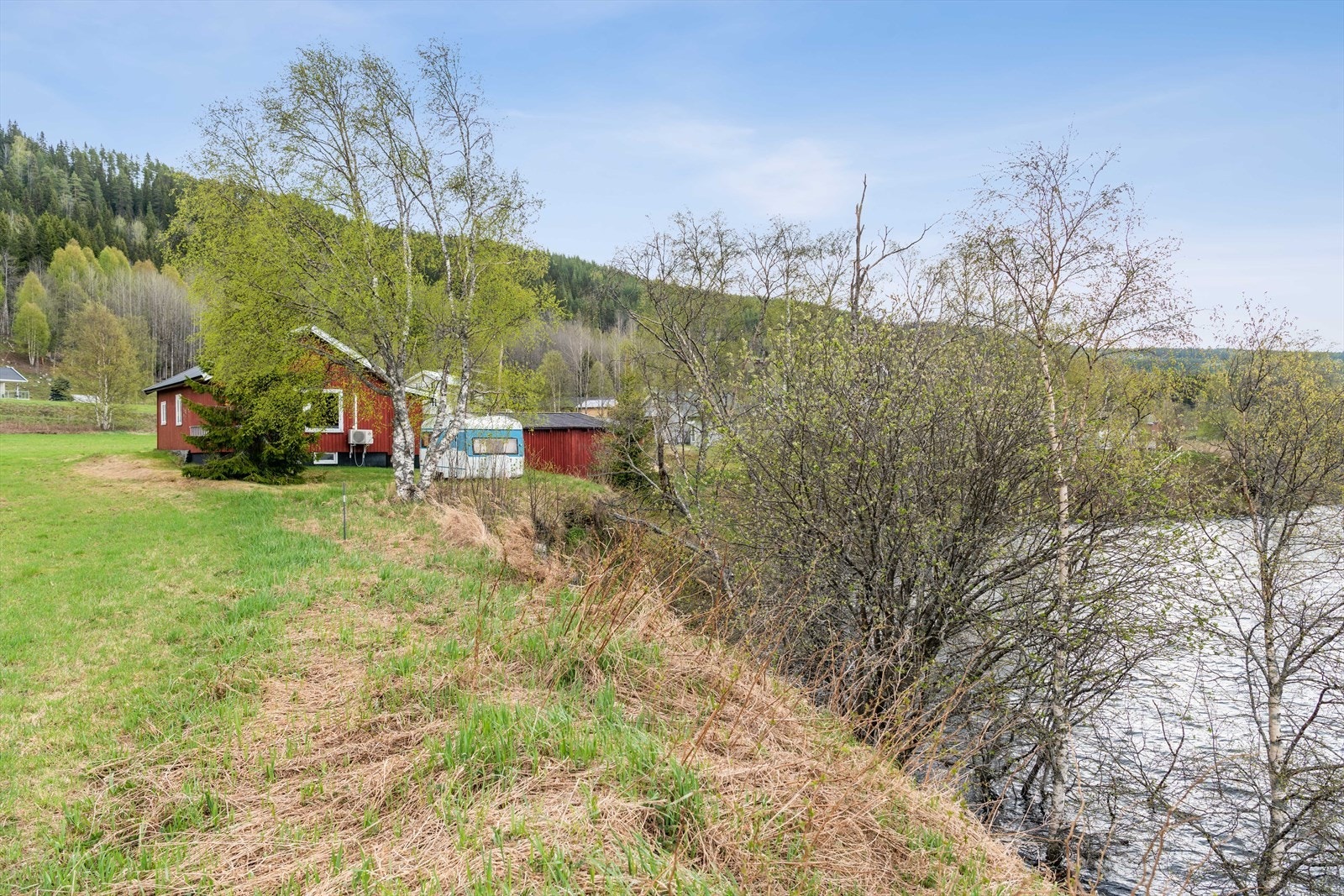 Eiendommen har en idyllisk beliggenhet rett vet Trysilelva i Øverbygda, ca. 3 km nord for Trysil sentrum. Galleribilde