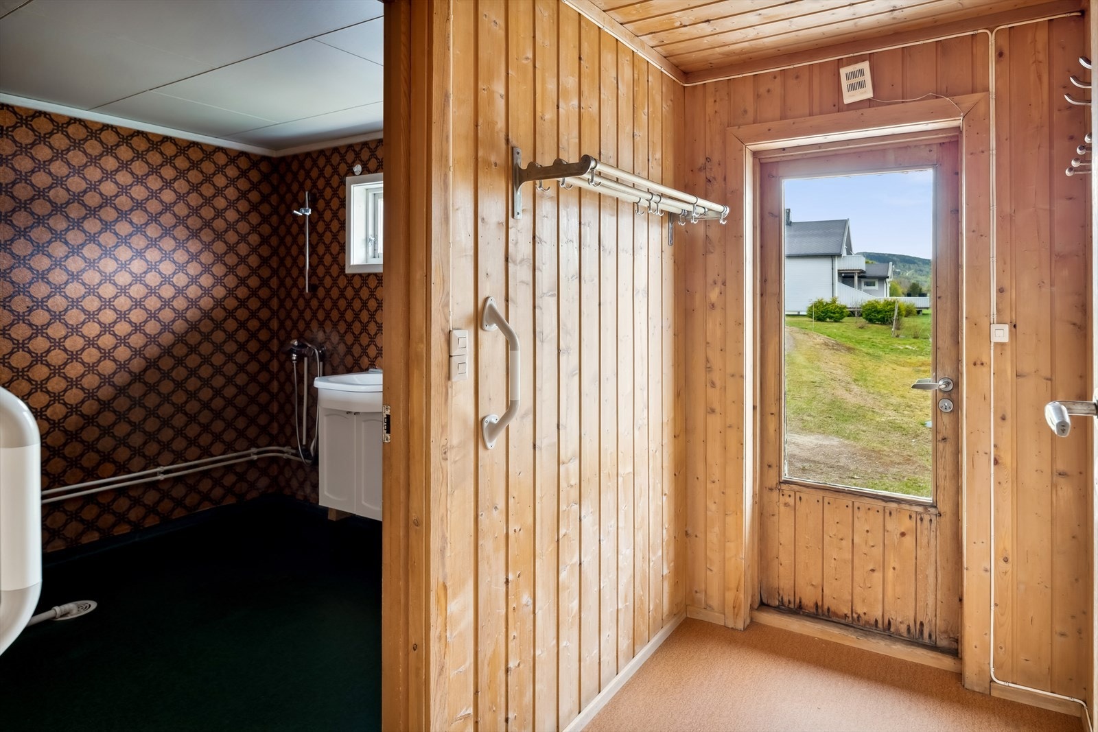 Fra terrassen har du også adkomst til vindfang eget vindfang med videre adkomst til kjøkkenet. Galleribilde