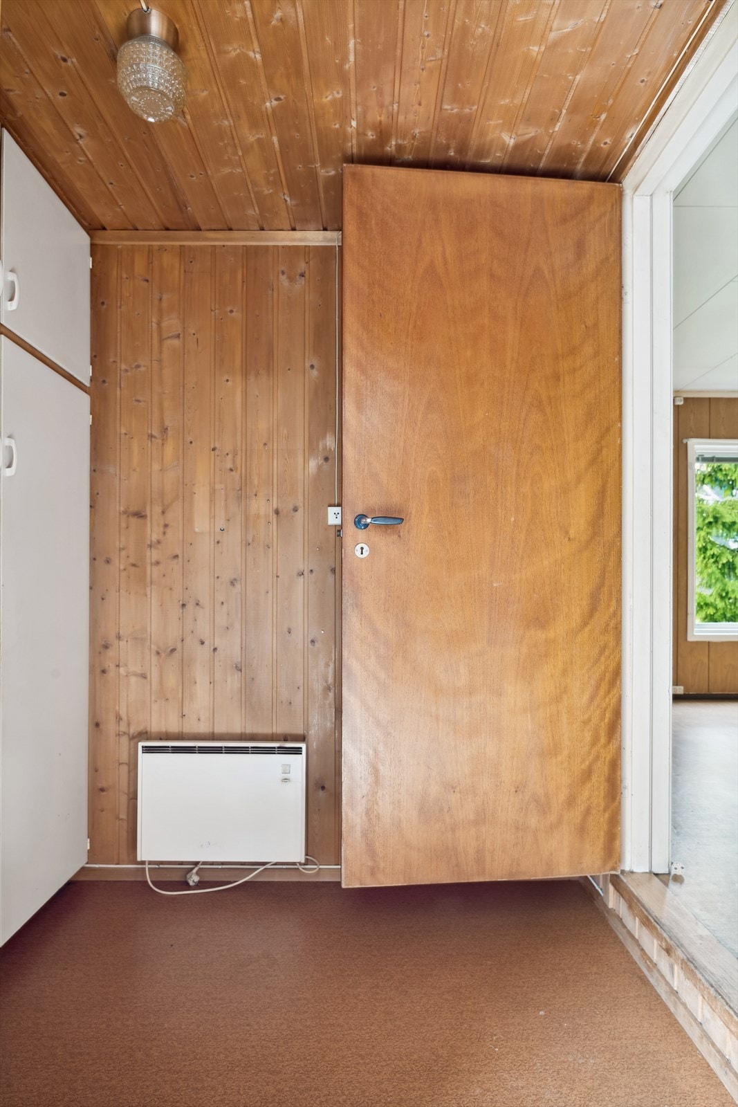 Boligen har gjennomgående lav standard med behov for oppussing og total renovering. Galleribilde