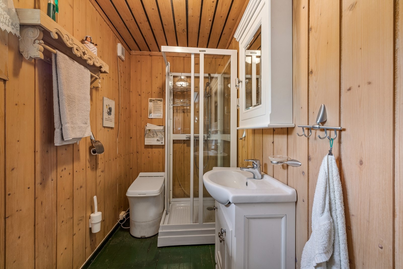 Praktisk "bad" med forbrenningstoalett, dusjkabinett, servant og servantskap. Galleribilde