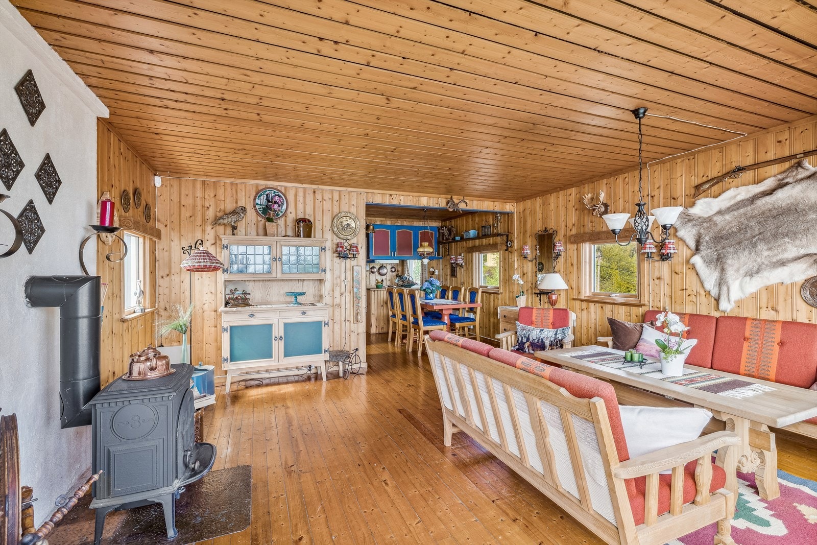 I forlengelse av stuen mot kjøkkenet, er det fin plass til spisestue Galleribilde