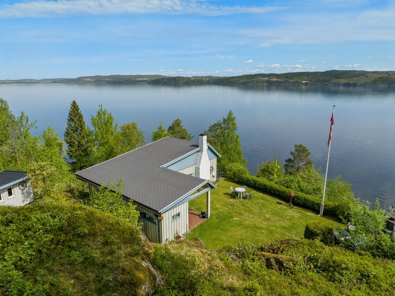 Omberglia 108 er en flott beliggende fritidsbolig med panoramautsikt utover Øyeren! Galleribilde