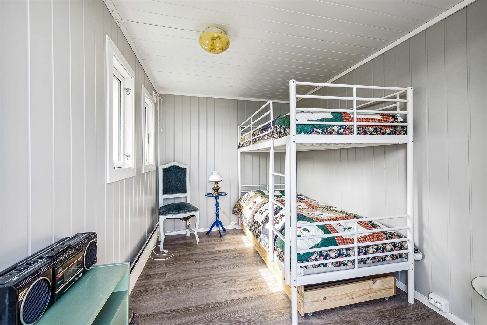 Annekset har to soveplasser og et et lyst og tiltalende rom Galleribilde