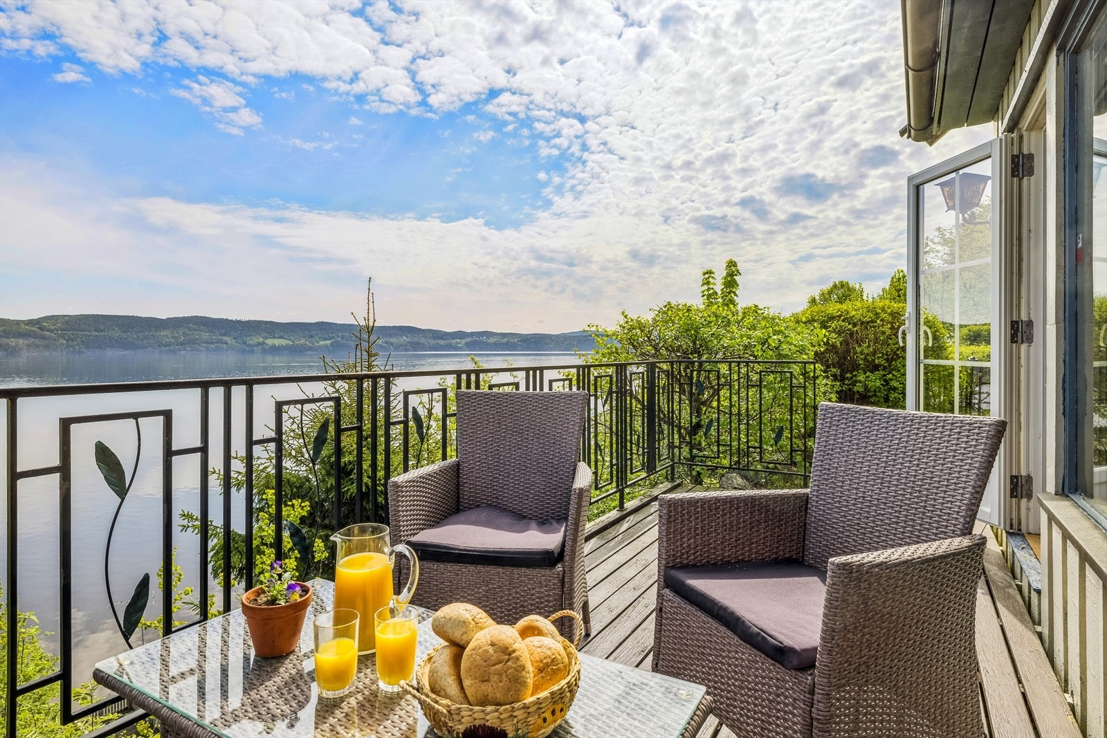 Fra stuen er det utgang til balkong med fine solforhold og fantastisk utsikt Galleribilde