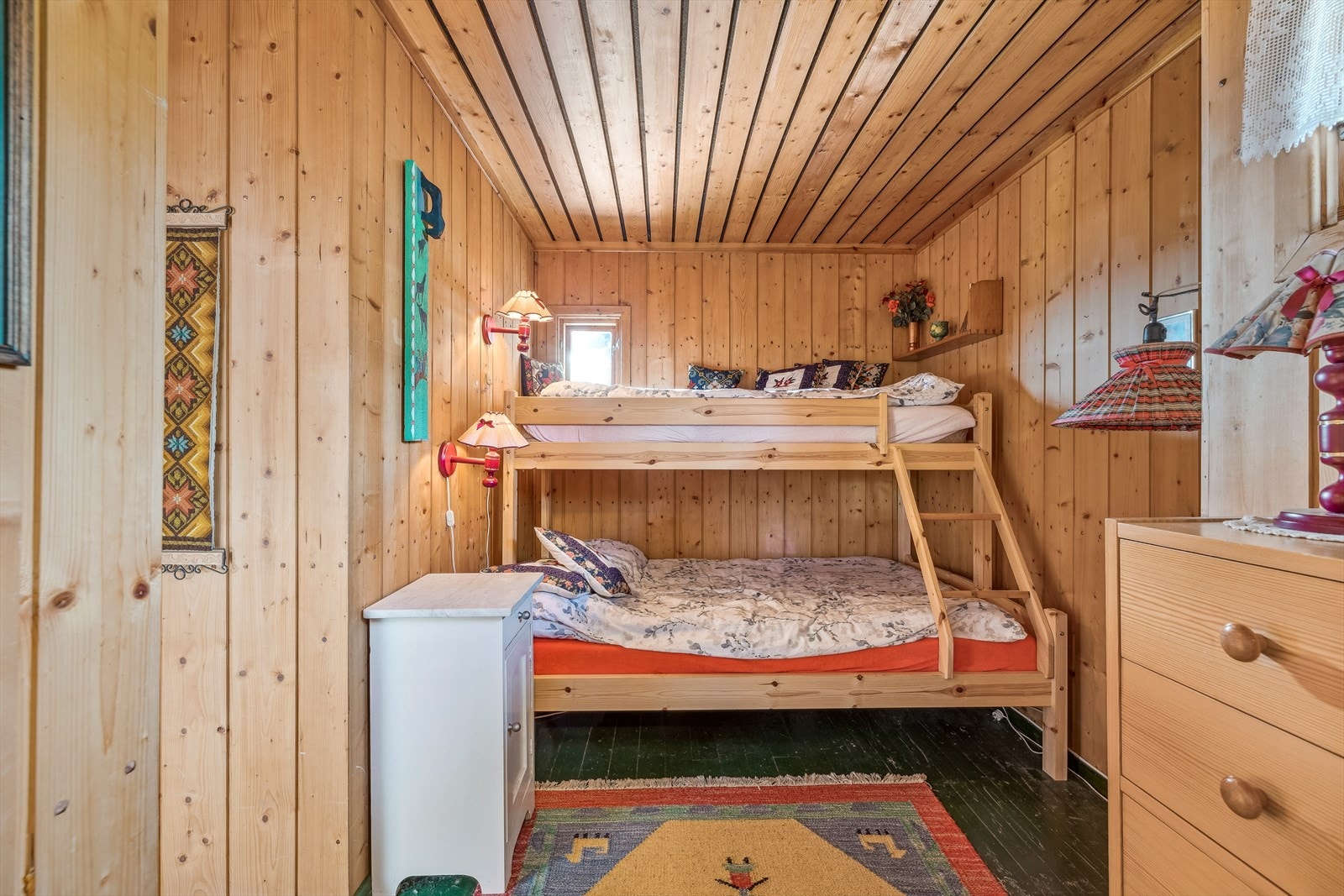 Det største soverommet har køyseng og god oppbevaringsplass Galleribilde