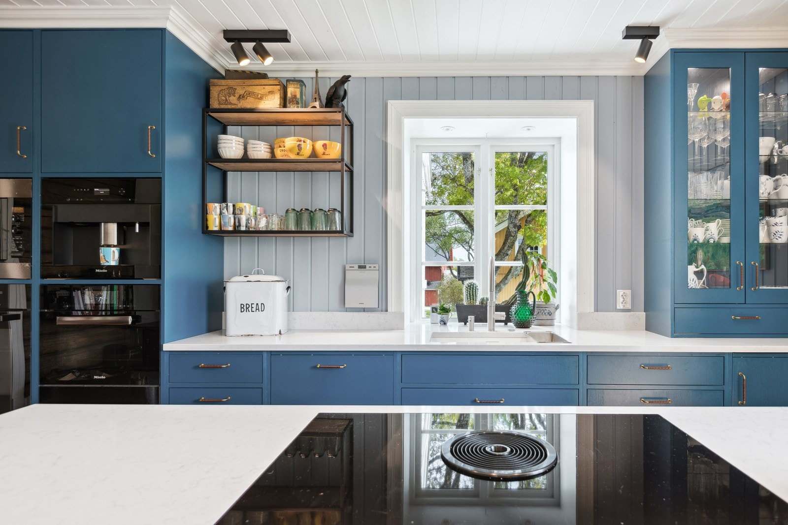 Videre er det et praktisk integrert kjølehjørne, fryseskap under benk samt integrert oppvaskmaskin. Galleribilde