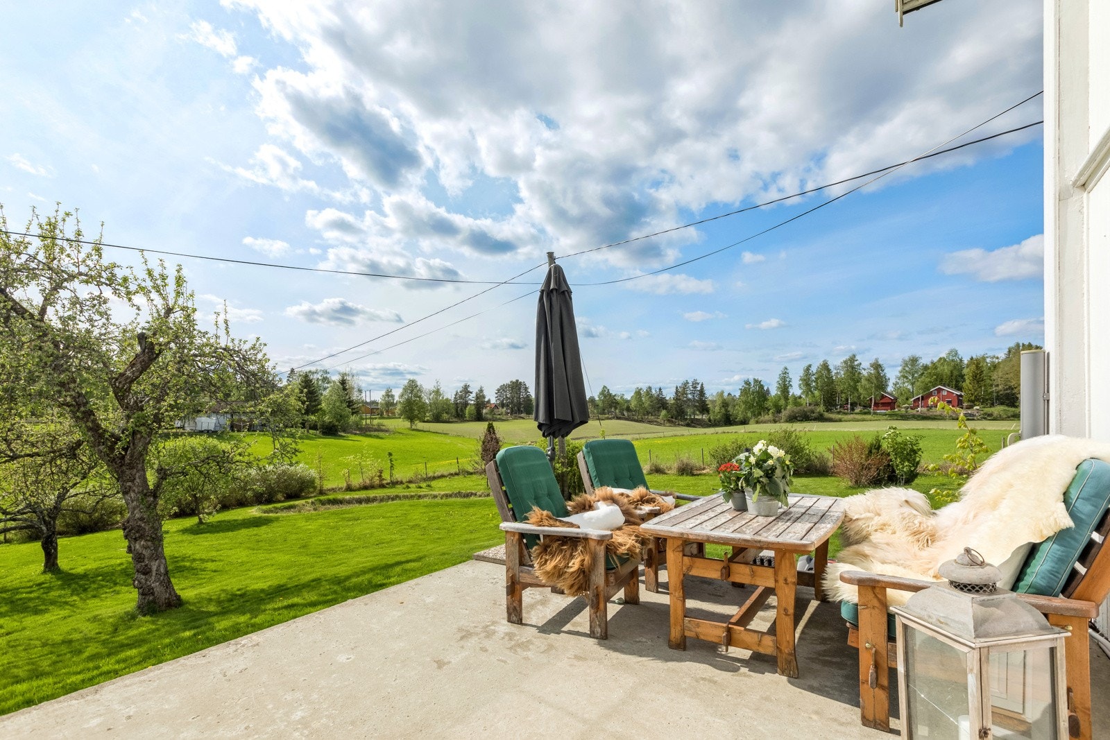 Herlig, støpt markterrasse med god plass for utemøblementet. Galleribilde