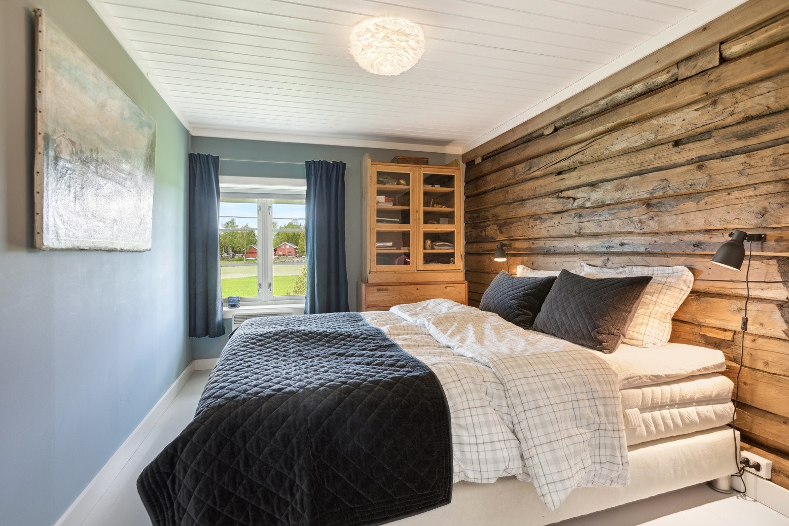 Stilig rustikk deltaj i ett soverom. Galleribilde