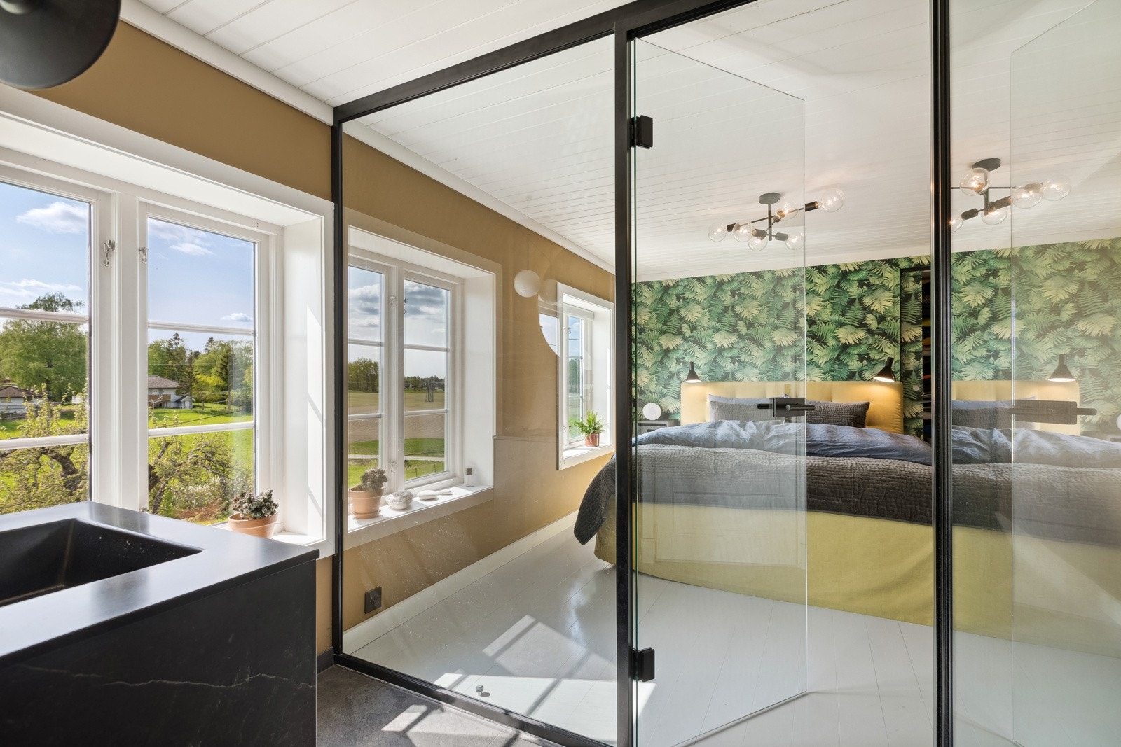 Hovedsoverom ligger i suiteløsning med eget bad med badstue og omkledningsrom. Galleribilde