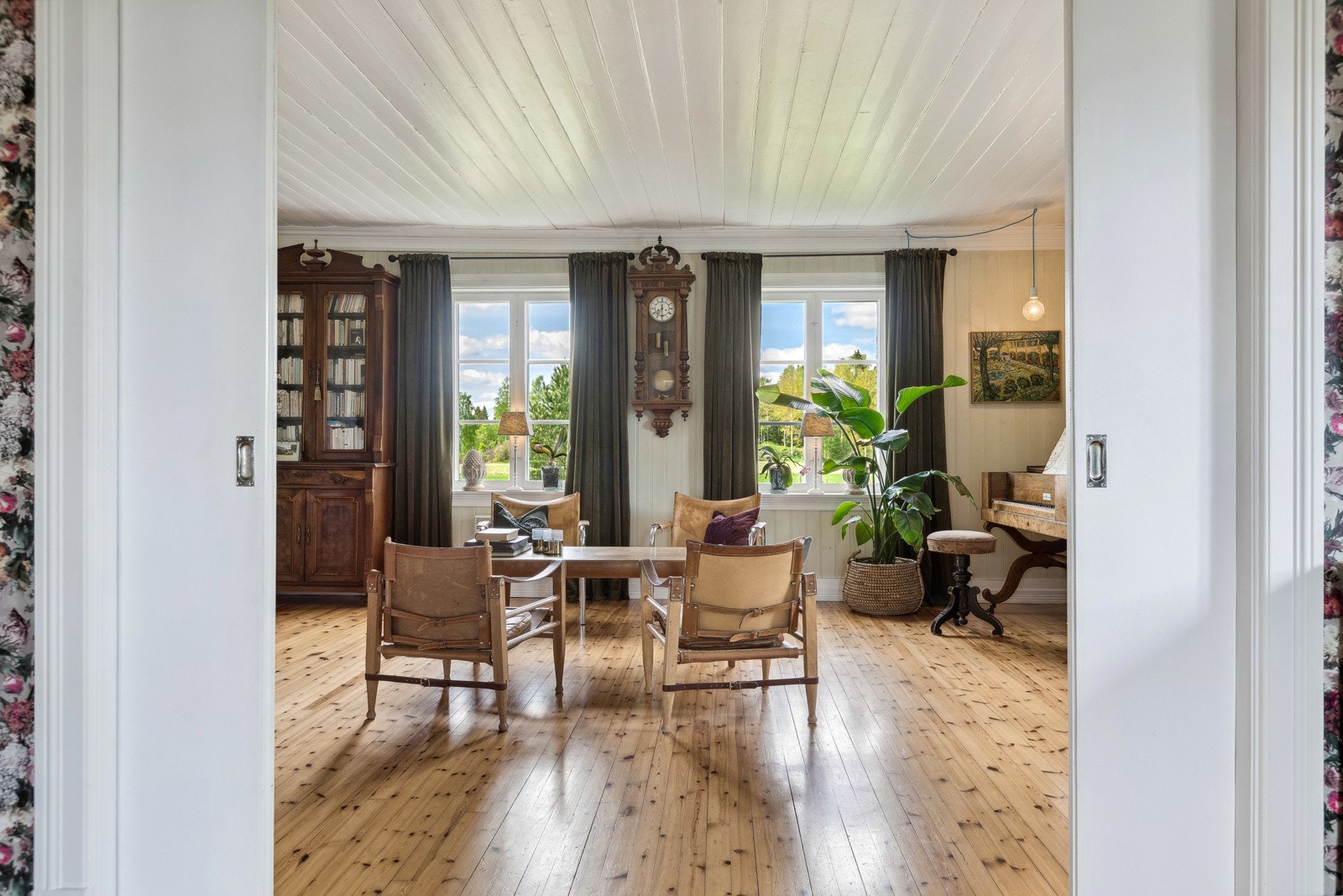 Rommene er holdt i lekre tapeter og fargetoner, særpreget og tidløst! Galleribilde