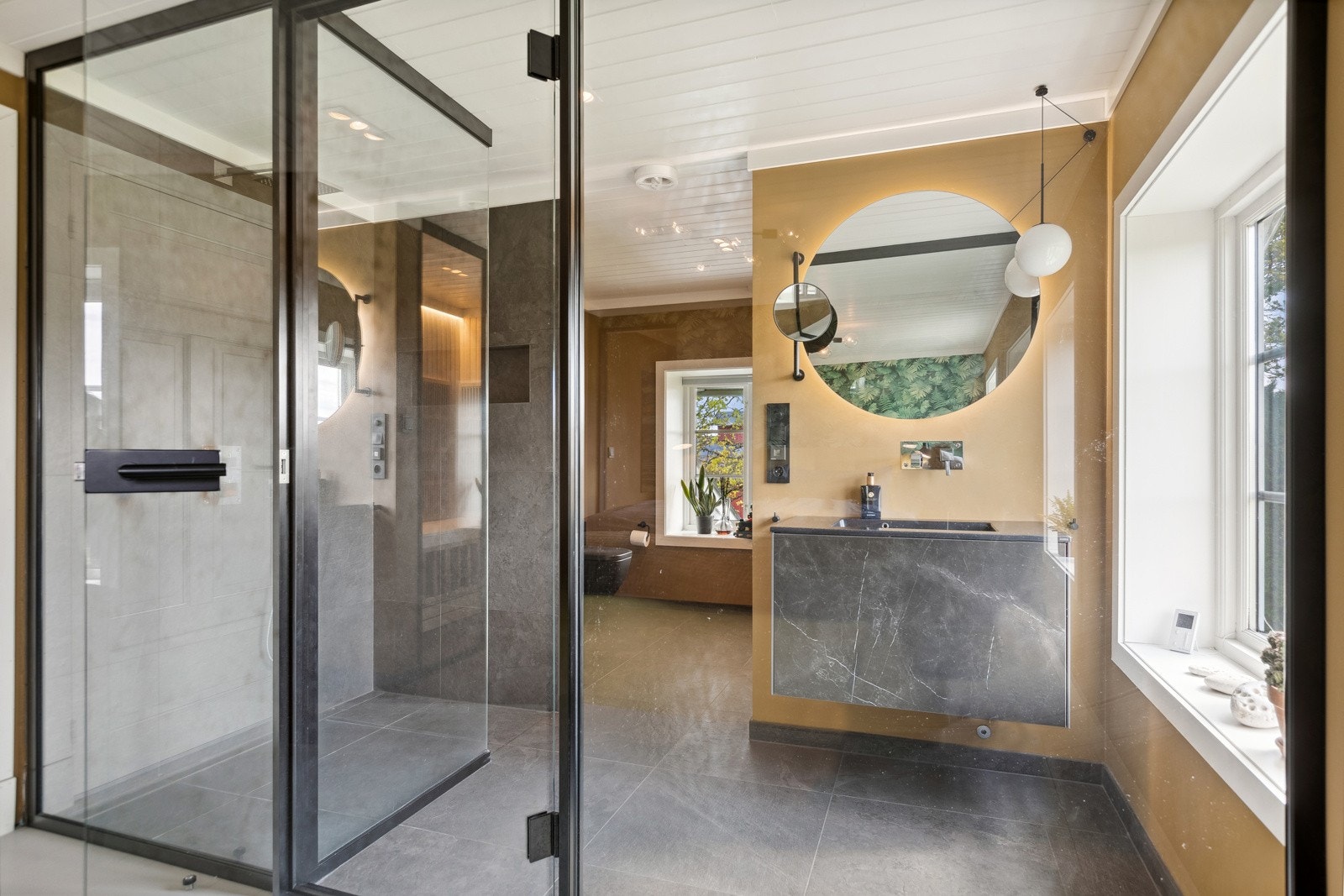 'En suite' bad, totalrenovert i 2021 med keramiske fronter. Galleribilde