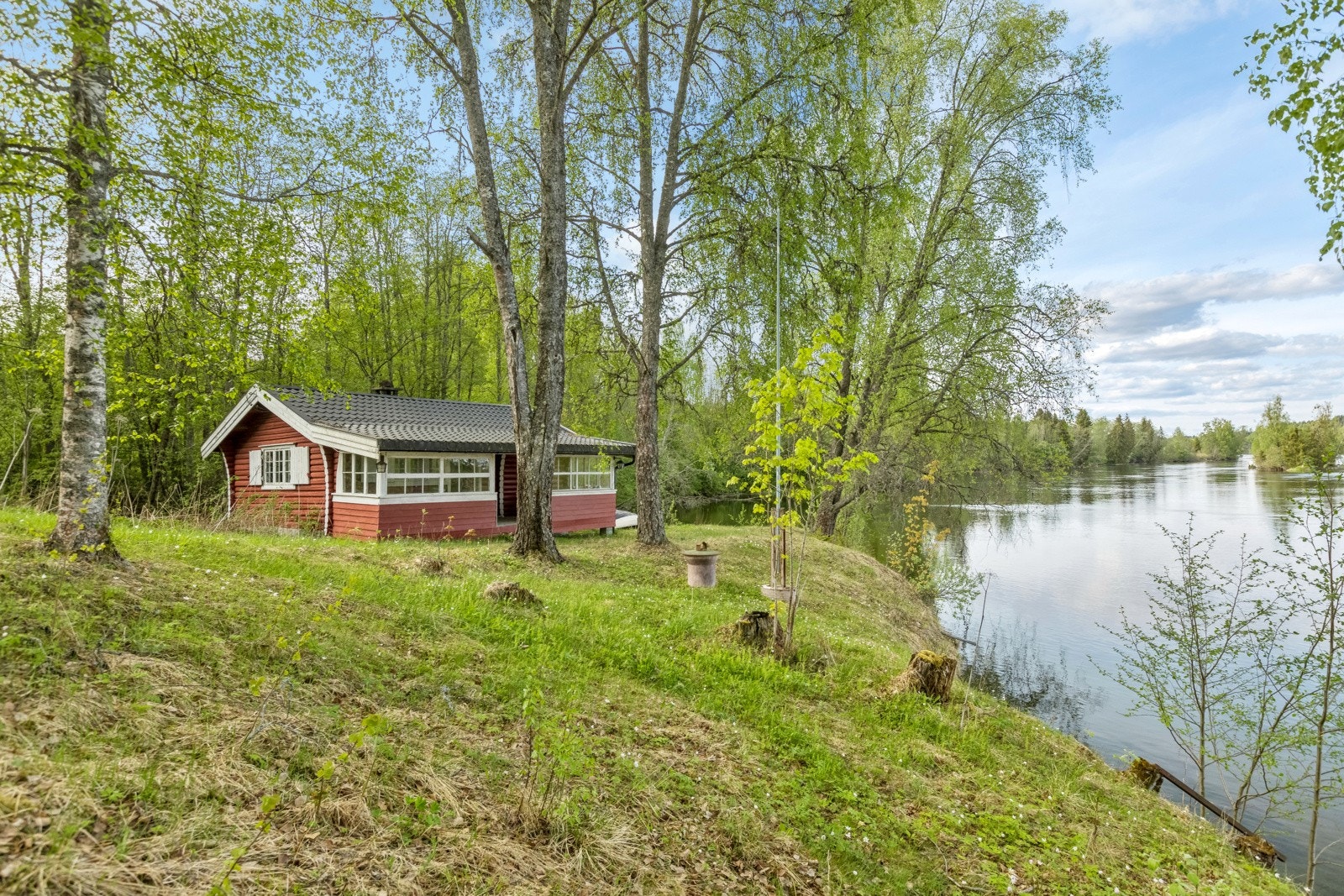 Fritidsboligen er oppført i 1950. Fritidsboligen består i stue og kjøkken. Galleribilde