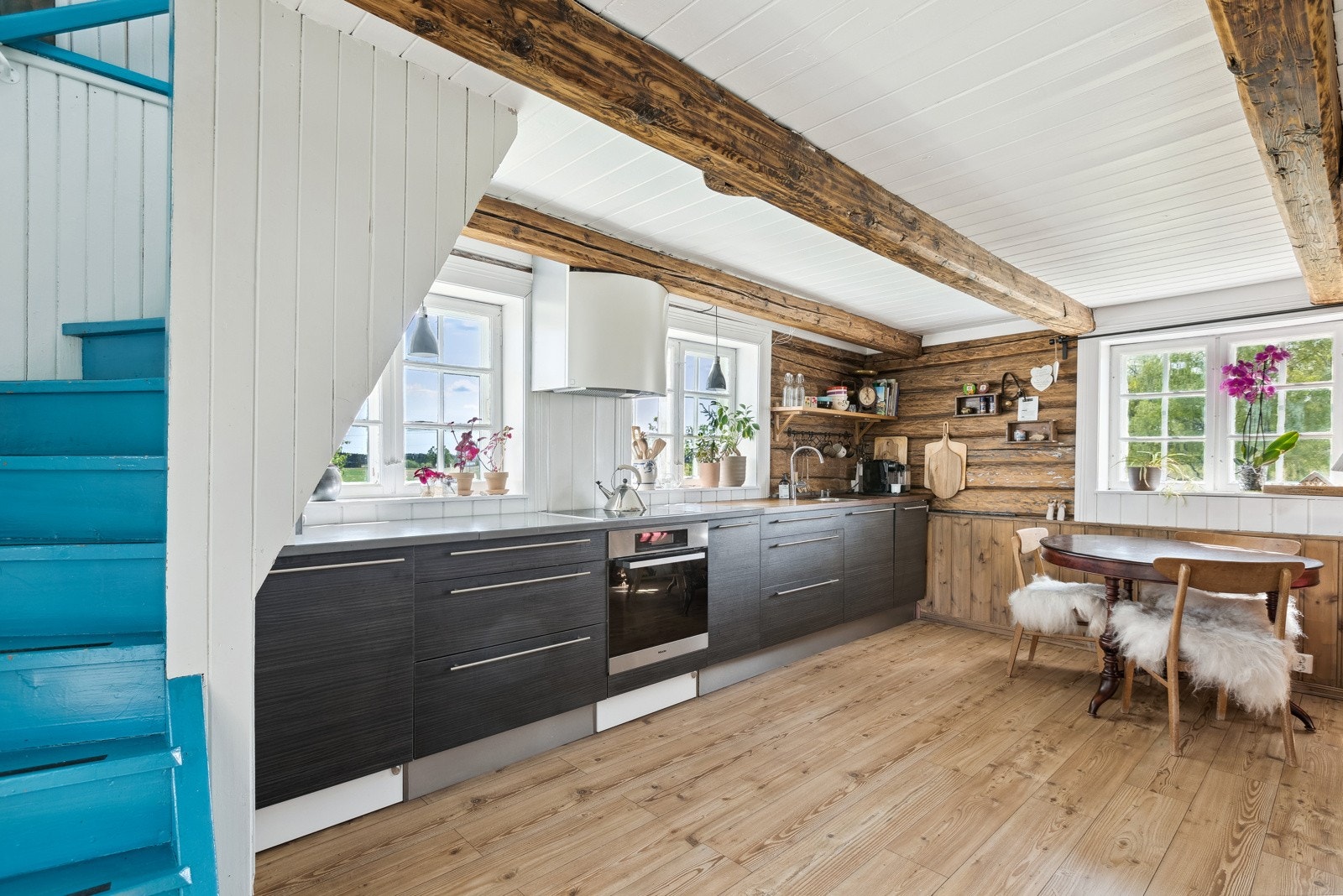 Lekkert og moderne kjøkken med innredning fra 2010/2012. Kjøkkeninnredningen har glatte fronter og benkeplate av stein/heltre. Galleribilde