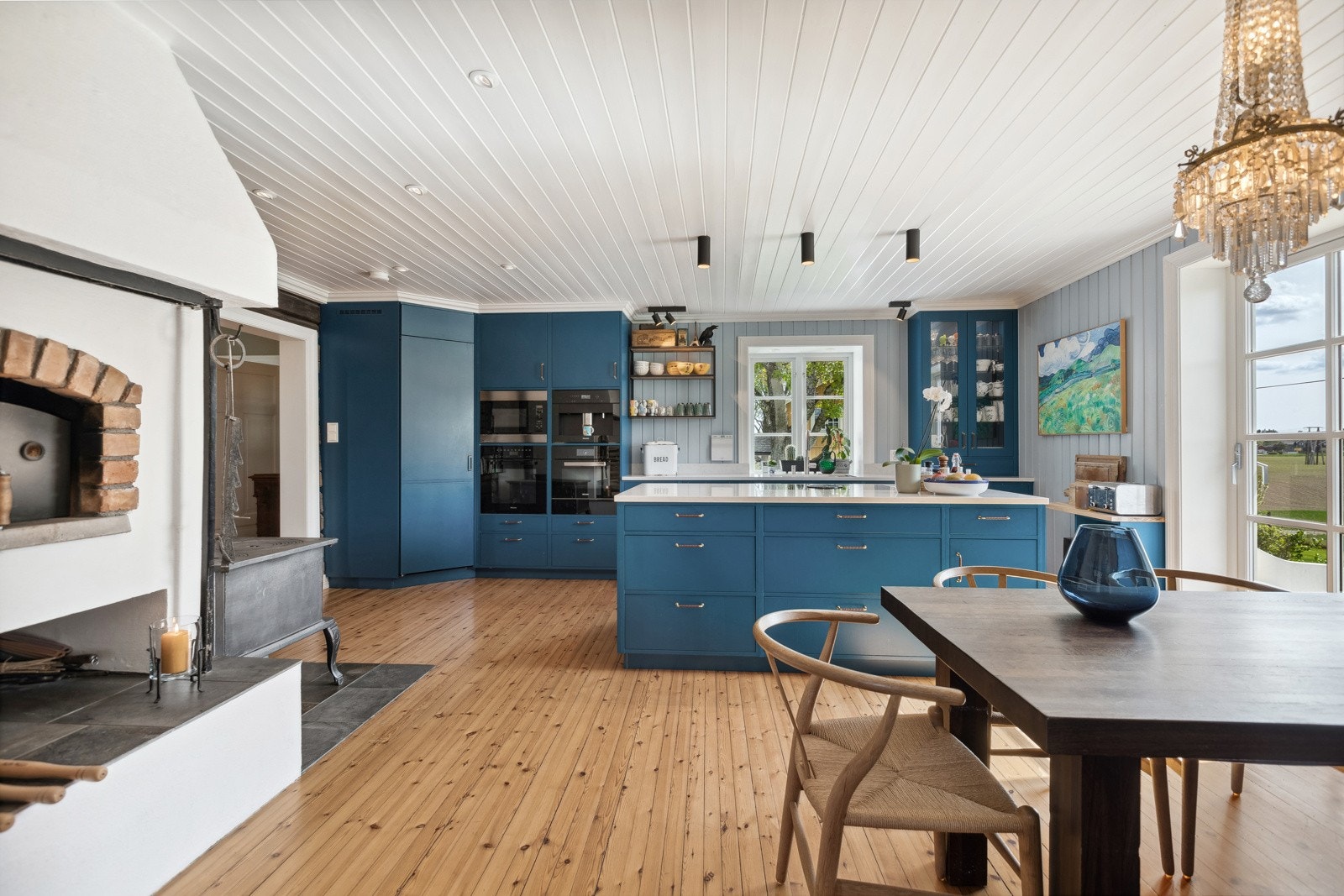 Kjøkkenet byr på særpreg, innehar en høy standard og er utstyrt med en tradisjonell vedovn og en innmurt bakerovn. Galleribilde