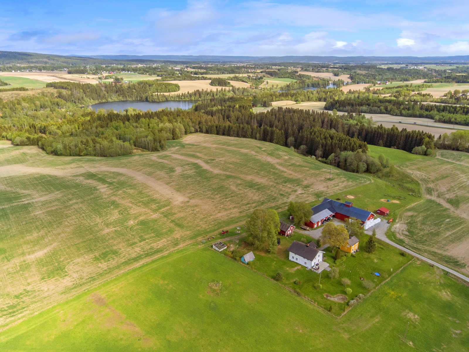 I tillegg er det kort vei til forretningssenter og 18- hulls golfbane. Fra boligen er det nærhet til busstopp, hvor bussen tar deg til bl.a. Gardermoen og Eidsvoll. Galleribilde