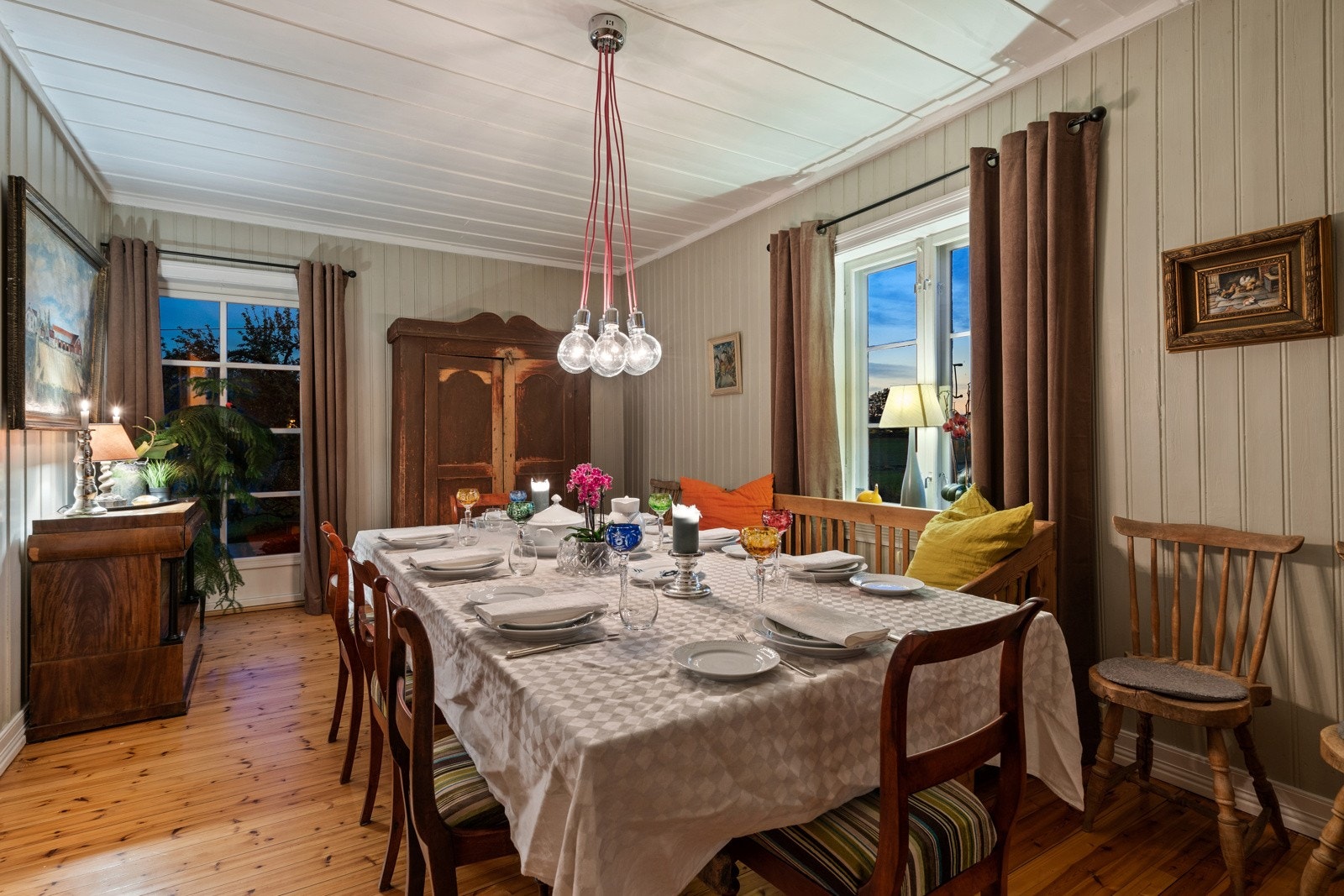 Romslig spiserom tilknyttet kjøkkenet. Her kan en by på større lag og herlige omgivelser. Galleribilde