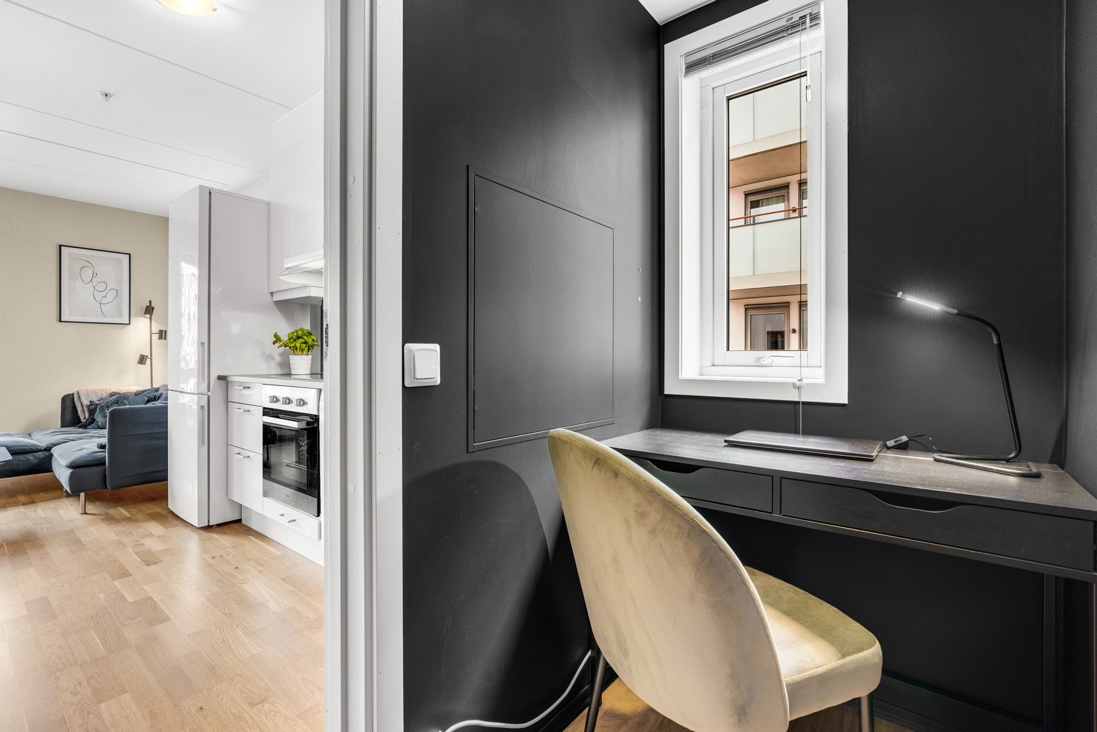 Praktisk kontorrom, bod eller walk-in-closet for den som ønsker det! Persienner montert på vindu. Galleribilde