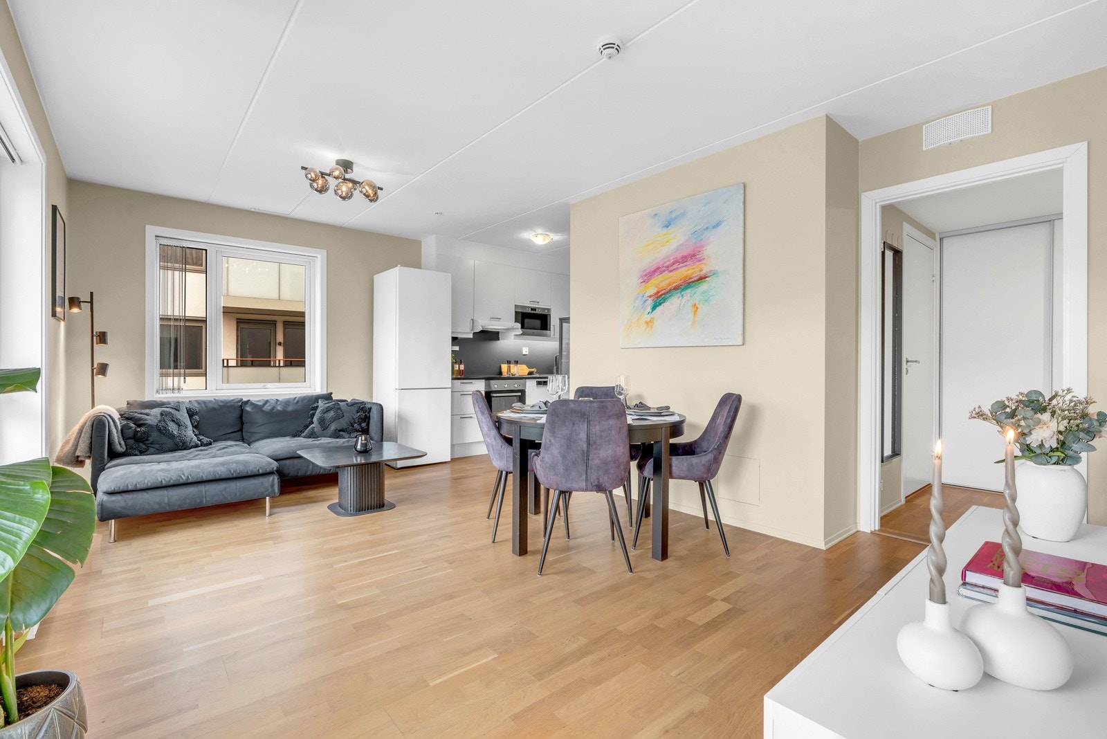 Flott og lyst oppholdsrom med plass til oppdeling i soner. Galleribilde