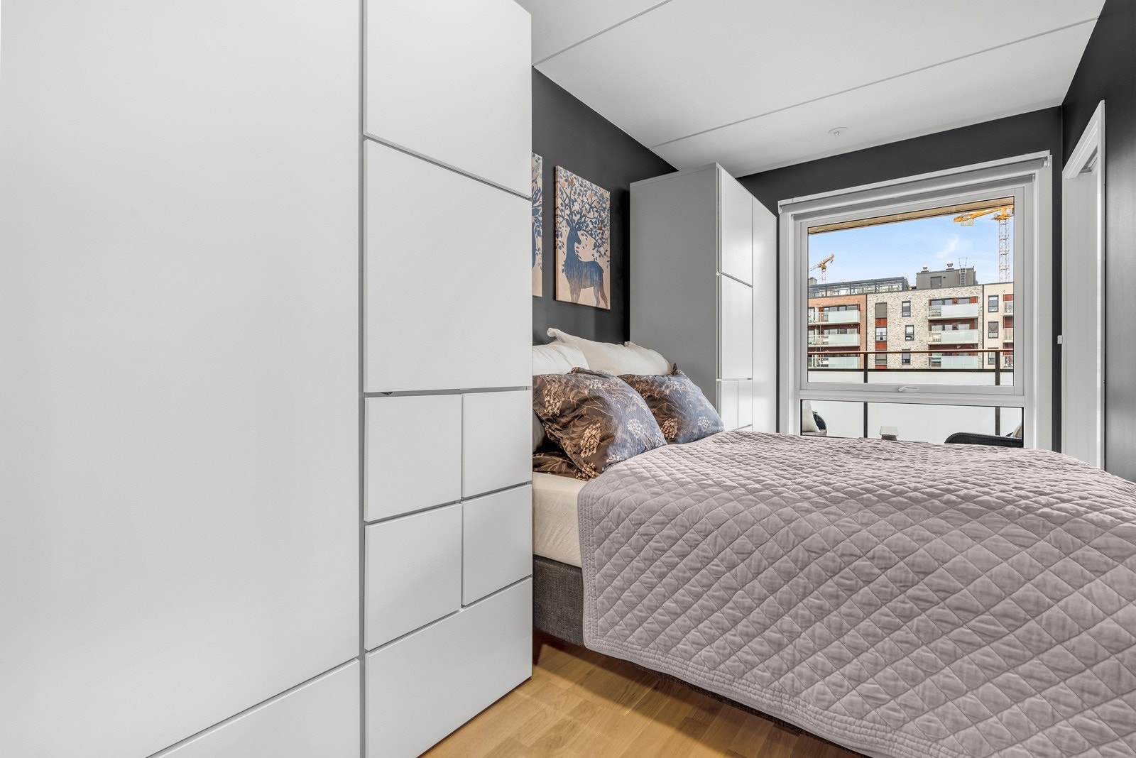 Flott soverom som holder god størrelse og har skyvedør inn til stue og entré, noe som er meget plassbesparende. Galleribilde