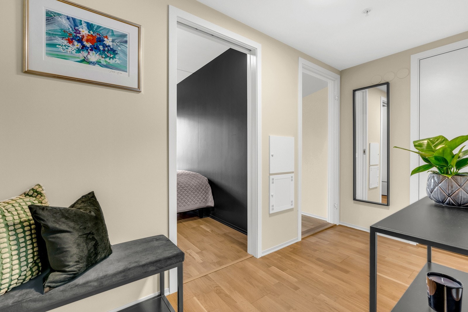 Det er plass til sittebenk til av- og påkledning, knaggrekker, skoskap og pyntebord! Skyvedørsgarderobe er montert. Galleribilde
