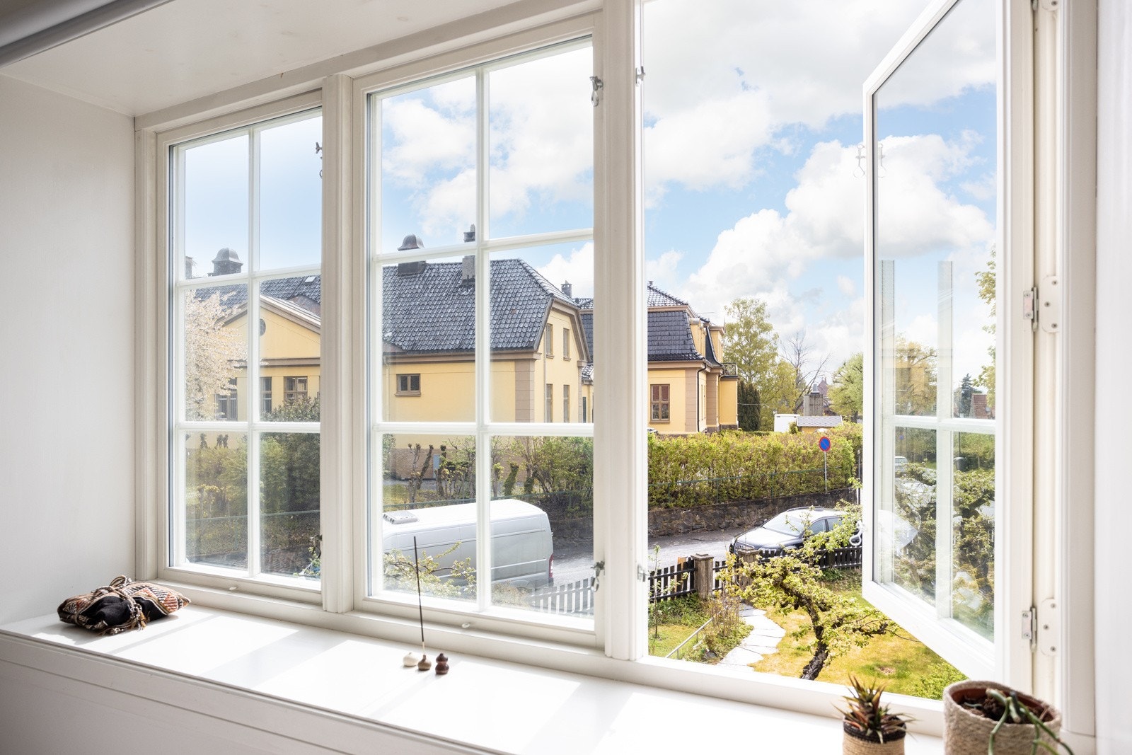 Fra hovedsoverommet er det herlig utsyn til nabolaget. Galleribilde