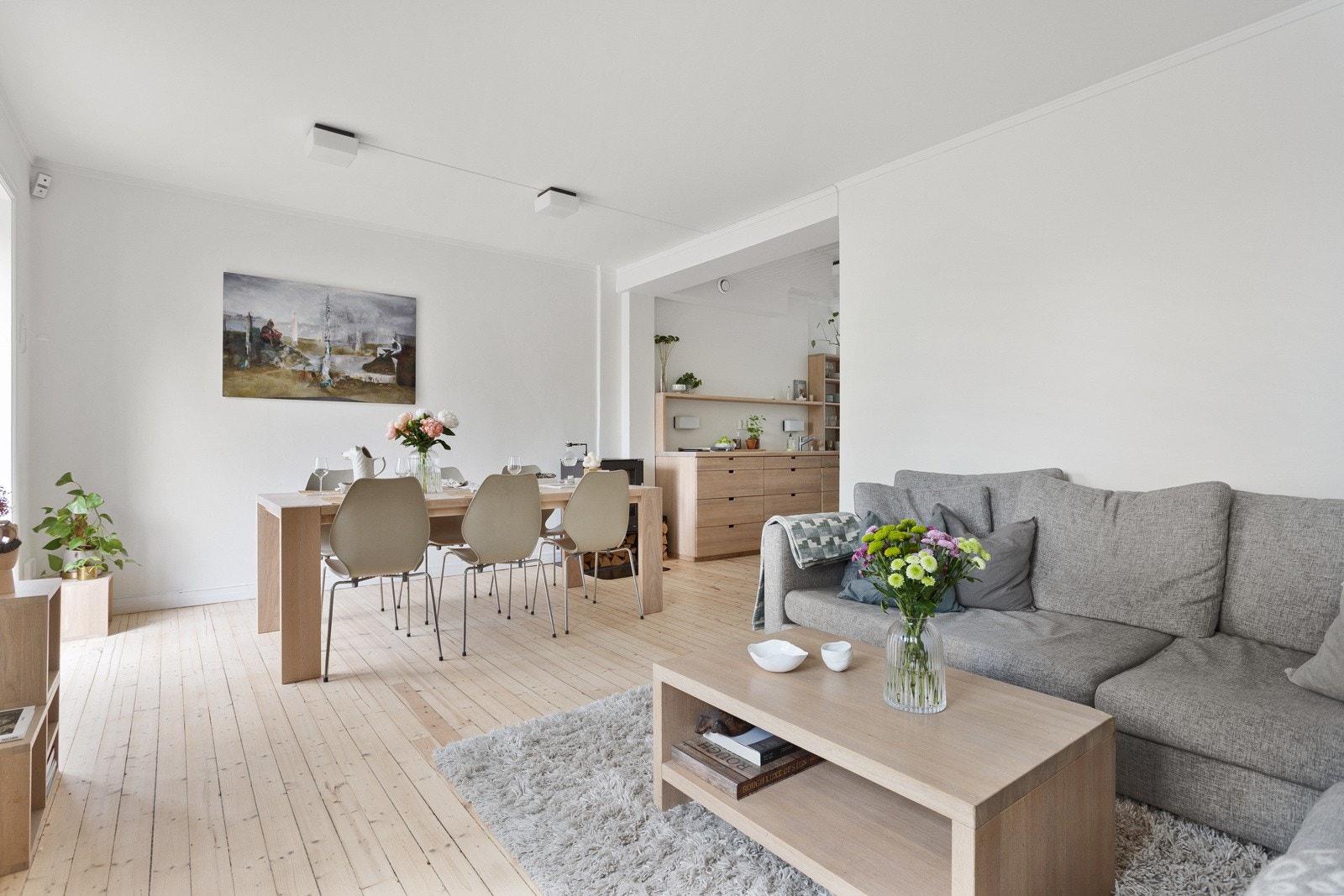 Stuen har naturlige soner med god plass til både sofaseksjon og spisebord. Galleribilde
