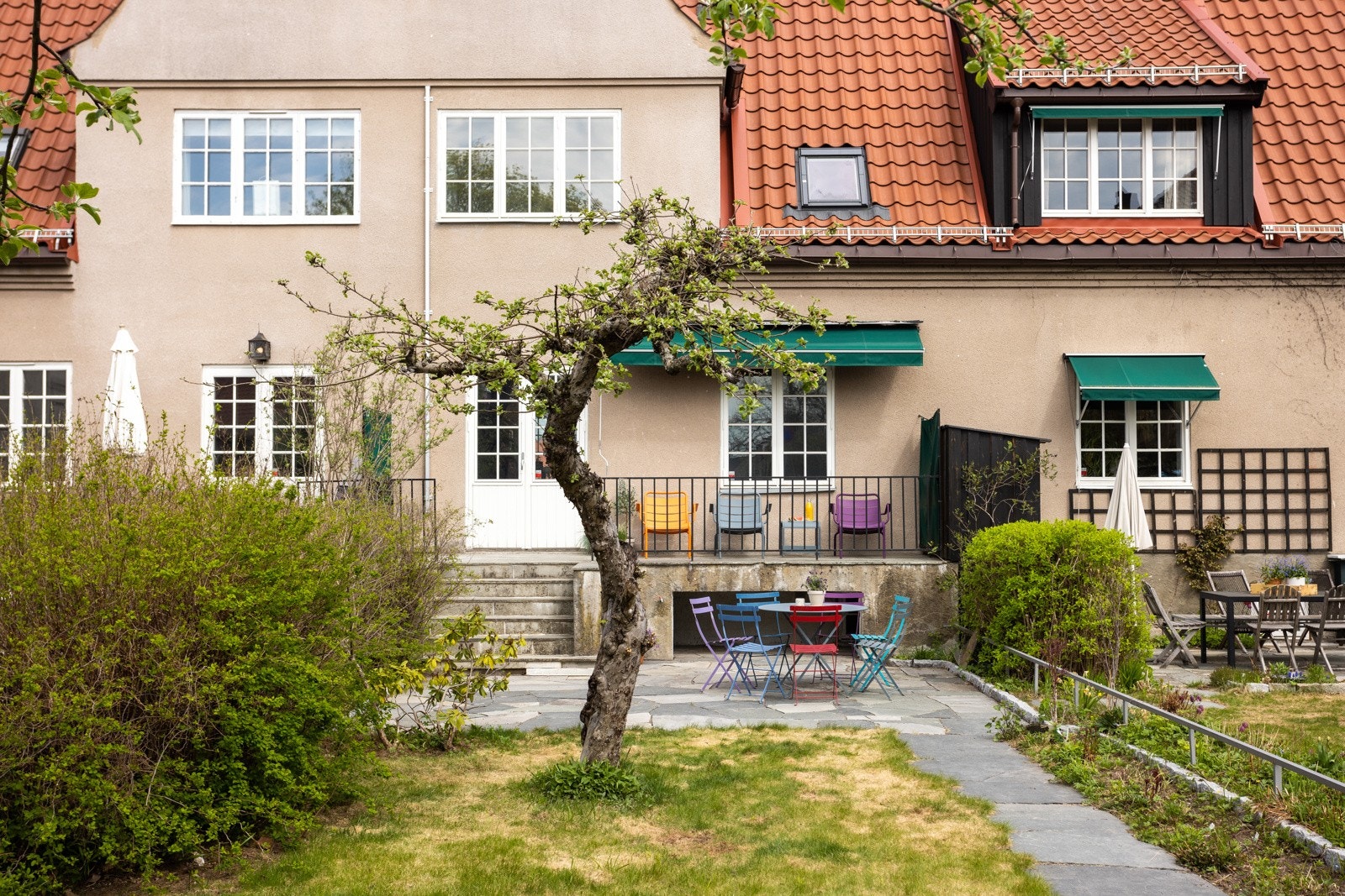 Uteplassen har flere soner, og god boltreplass for både store og små hele året rundt. Galleribilde