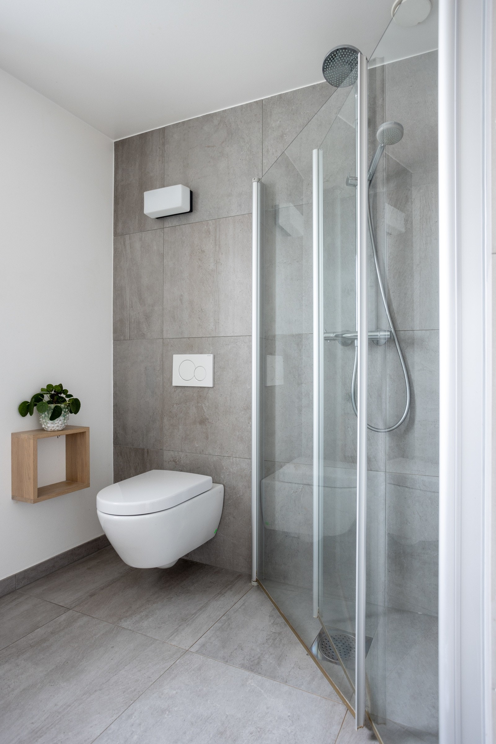 Badet har en pen og delikat innredning som var ny i 2015. Badet er utstyrt med vegghengt wc, servant med skuffer under og dusj i hjørne med innadslående dører. Galleribilde