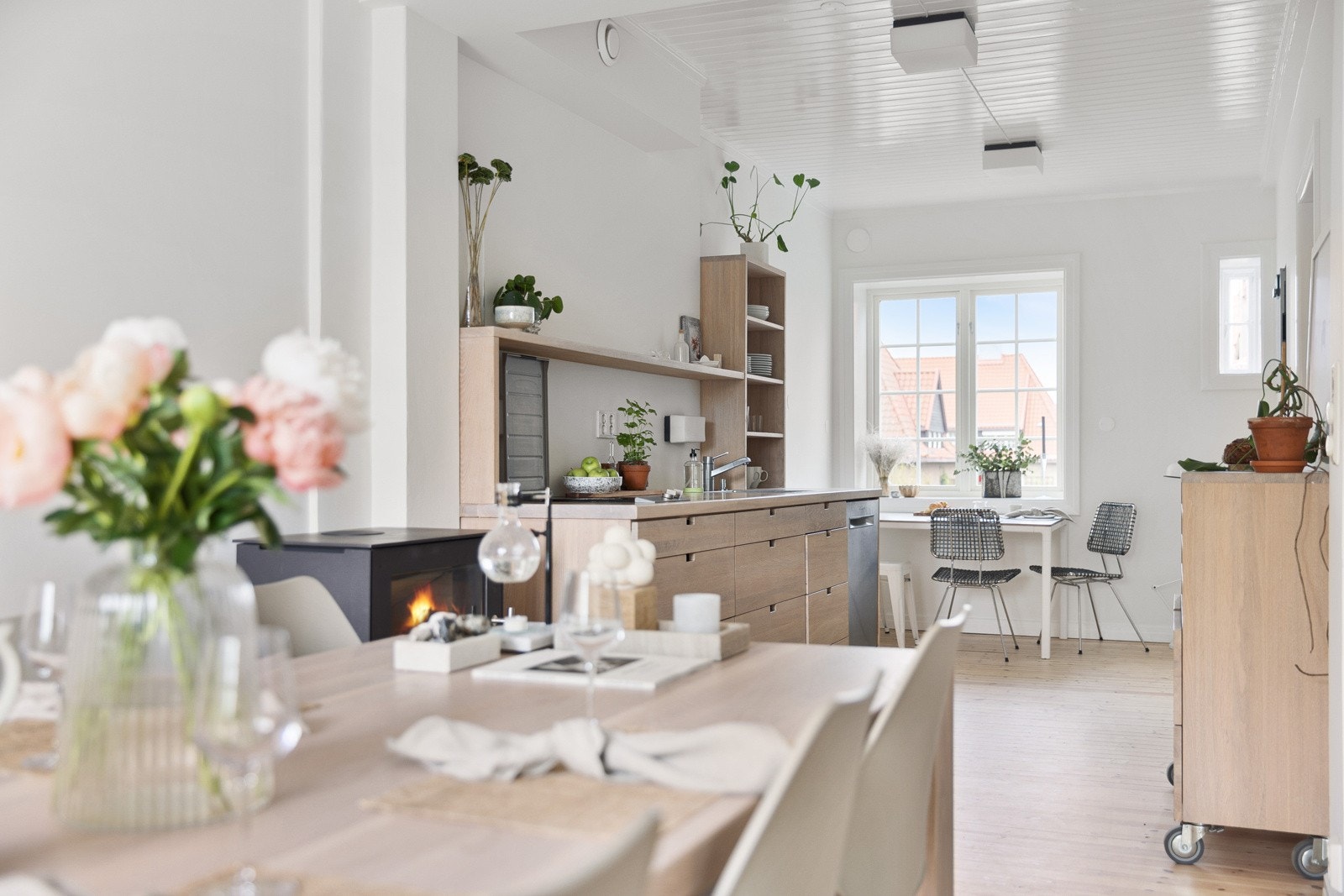 Kjøkkenet er utformet på en meget praktisk måte. Rommet har i tillegg en flott og stemningsfull peisovn som varmer godt. Galleribilde